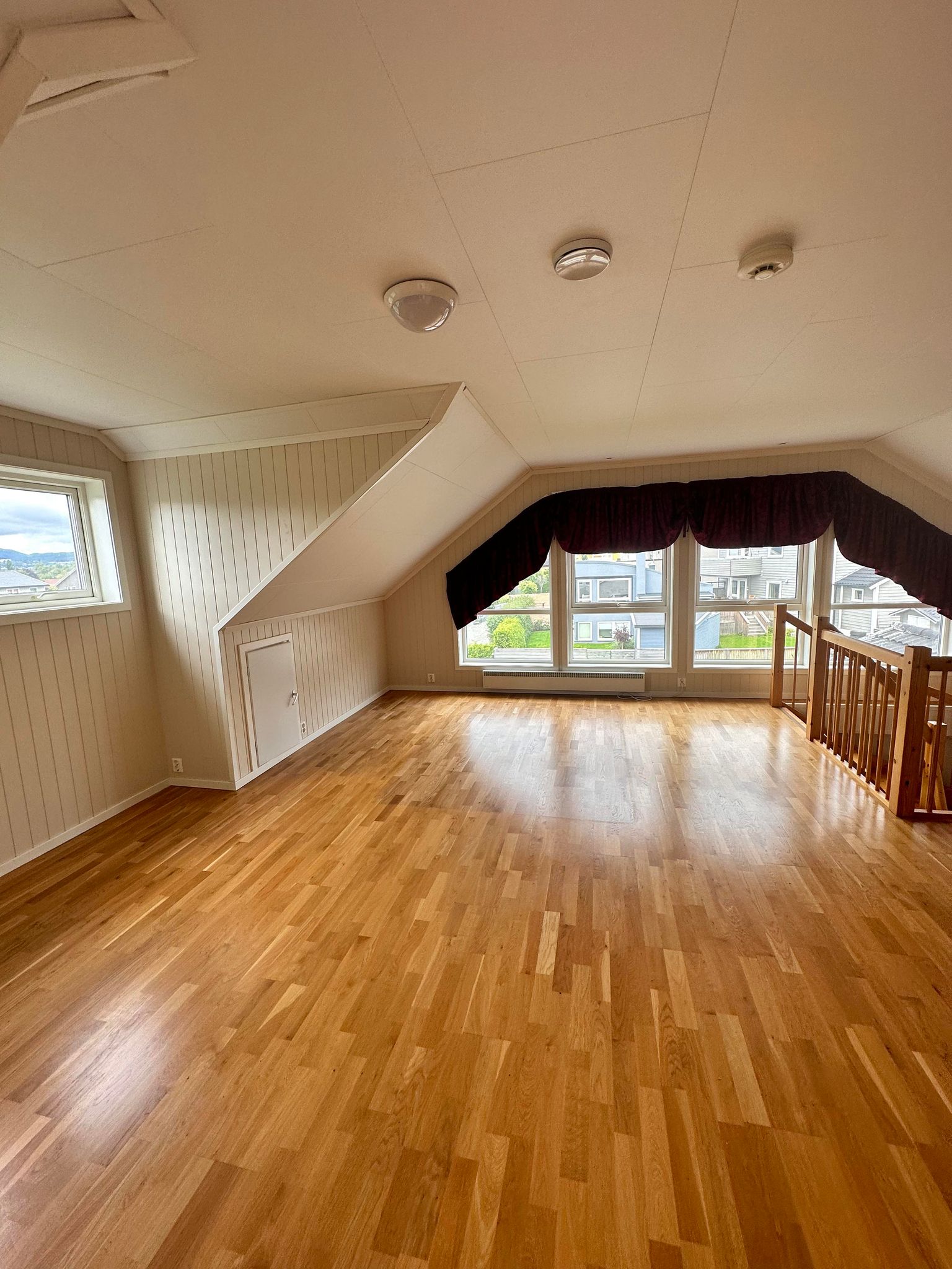 Romslig loftsstue med opplegg til tv.