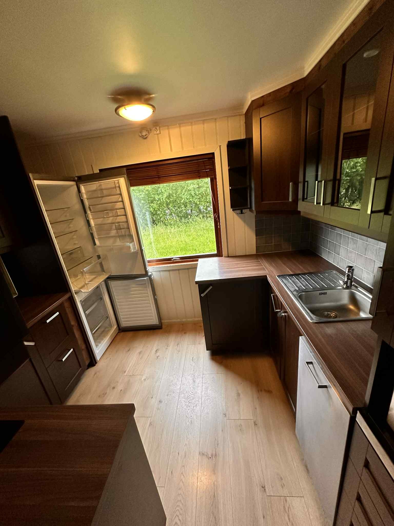 Kjøkken med hvitevarer