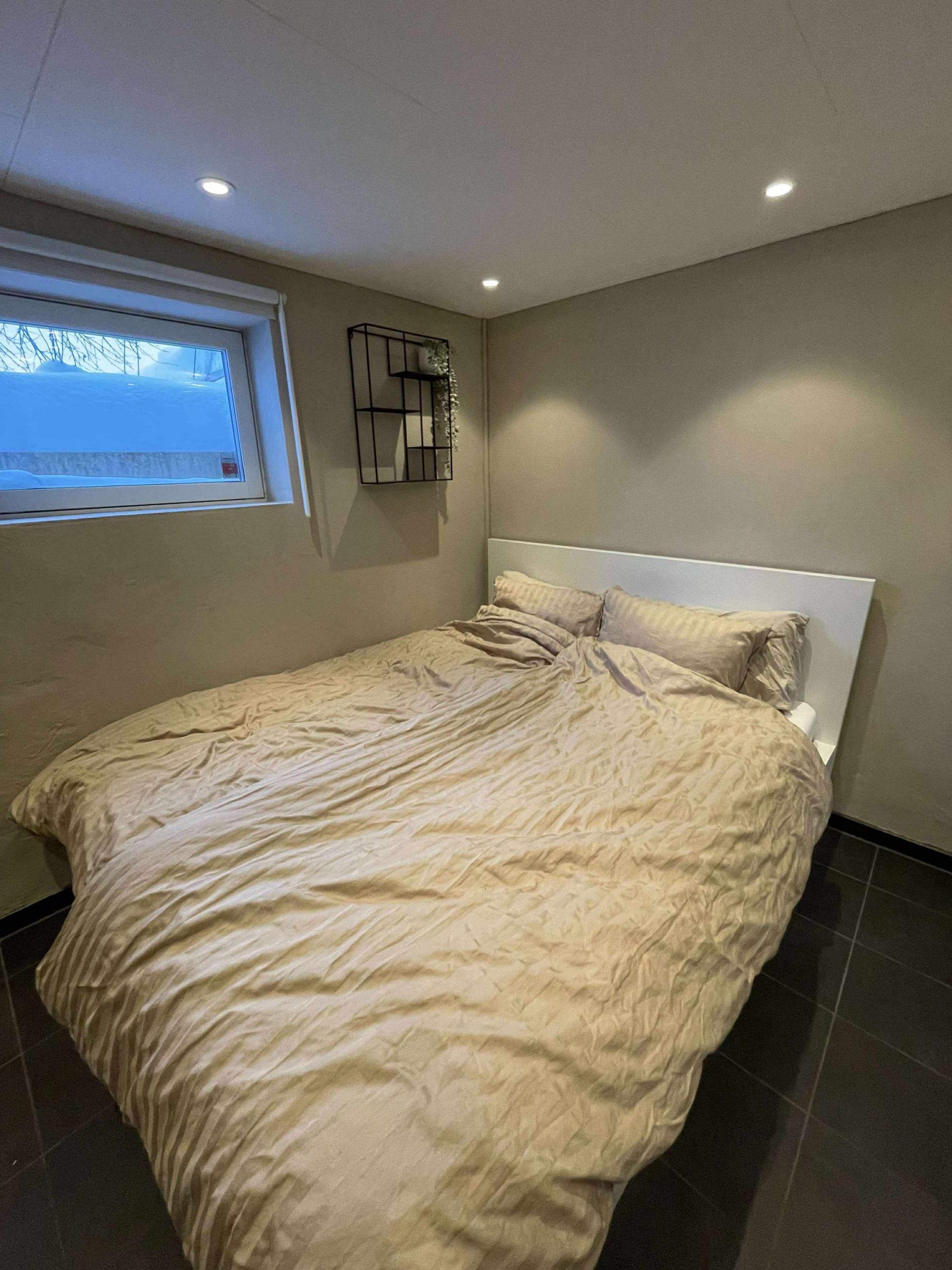 Rom i sokkel - brukt som soverom av nåværende leietaker