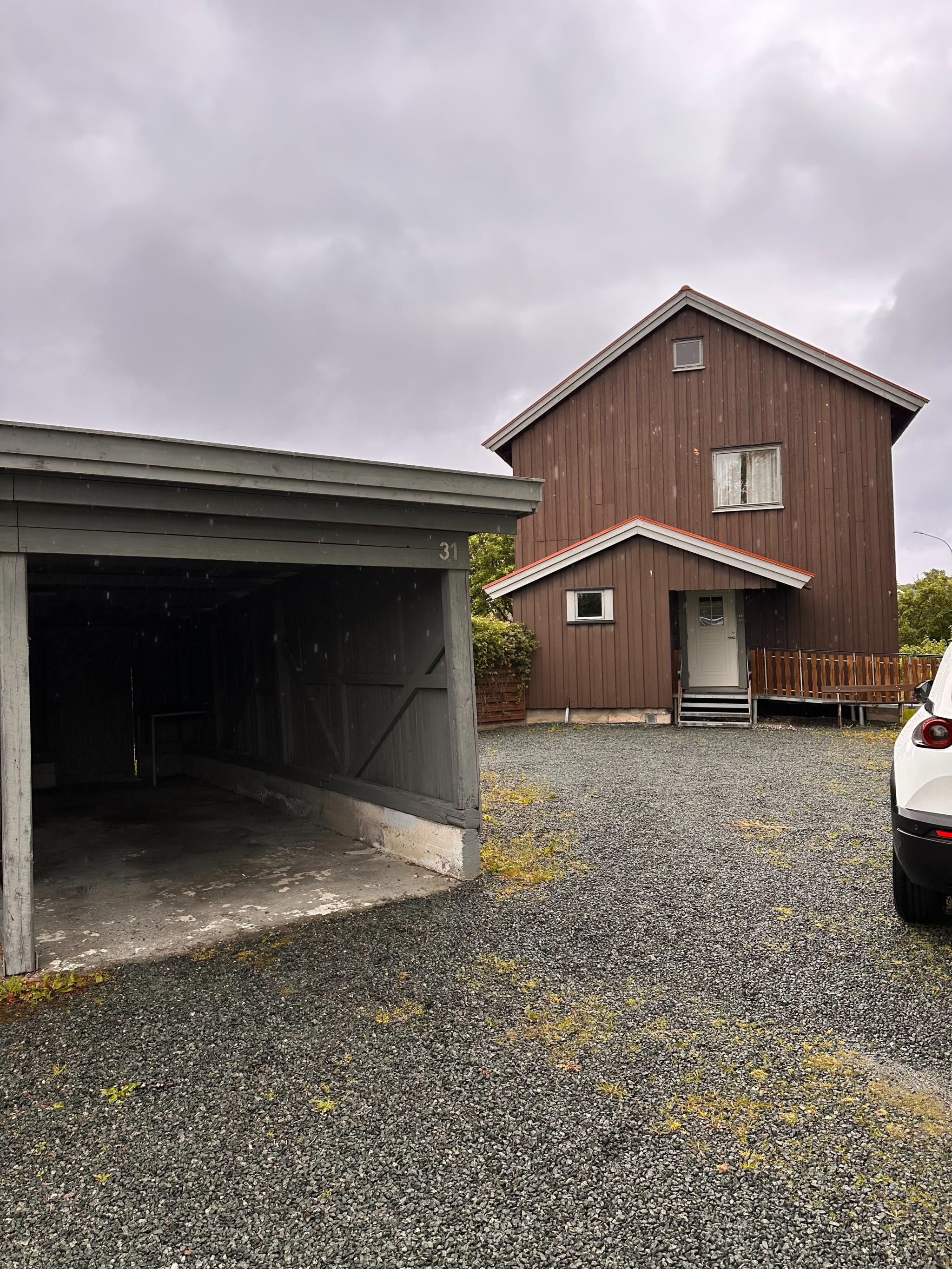 Gårdsplass og carport