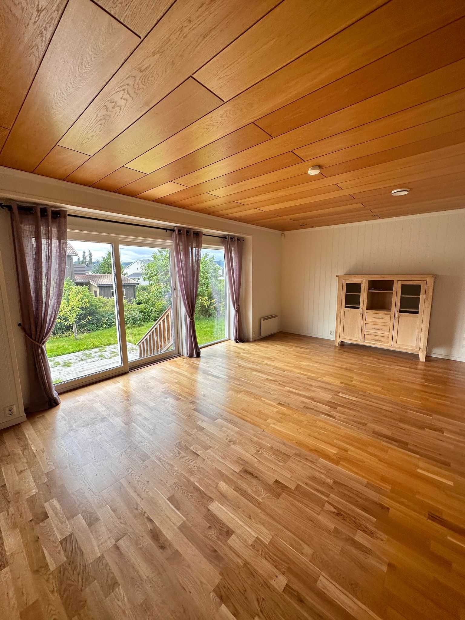 Stue 1 med peis og utgang til terrasse og hage