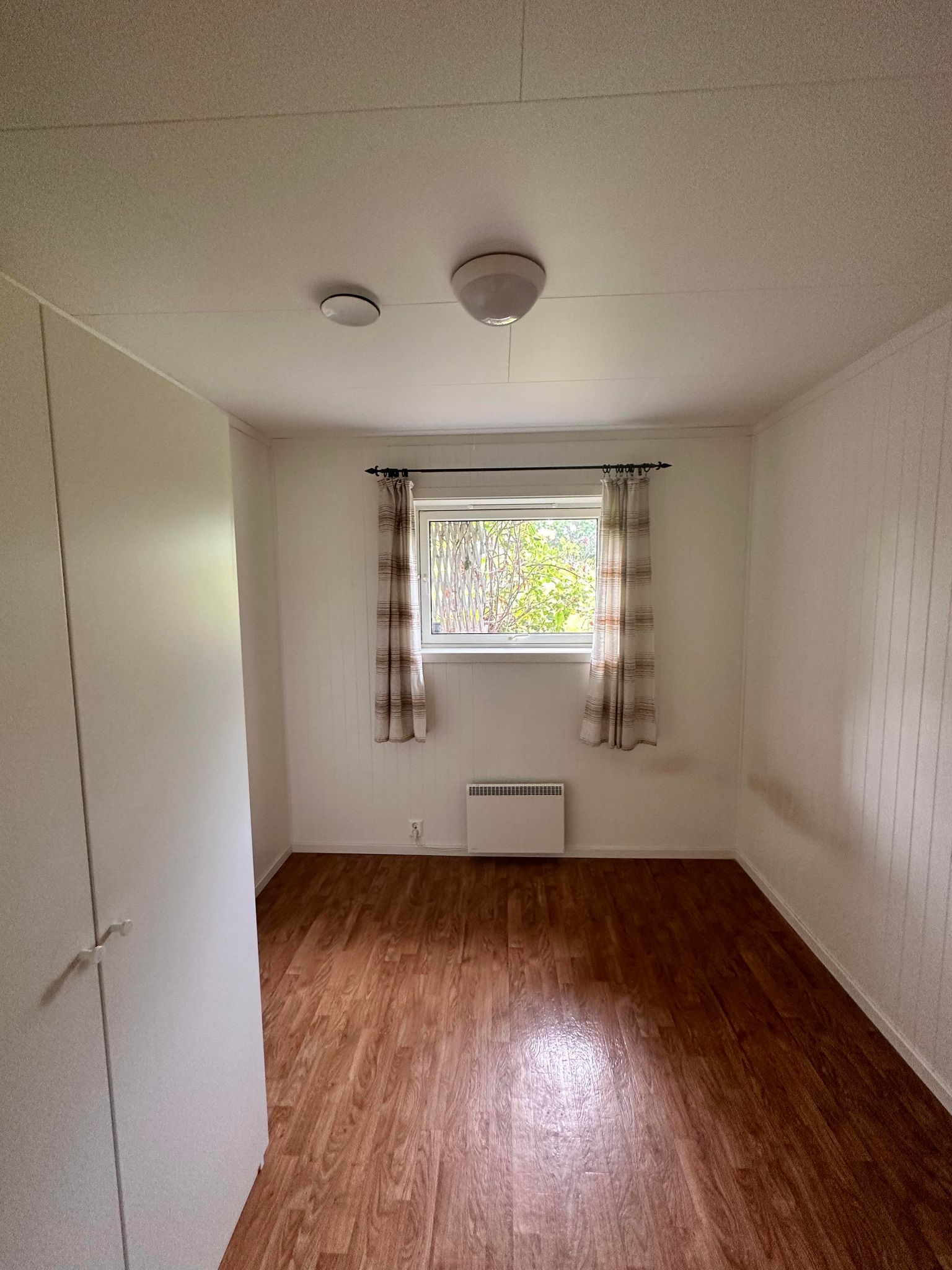 Soverom 2 med garderobeskap.