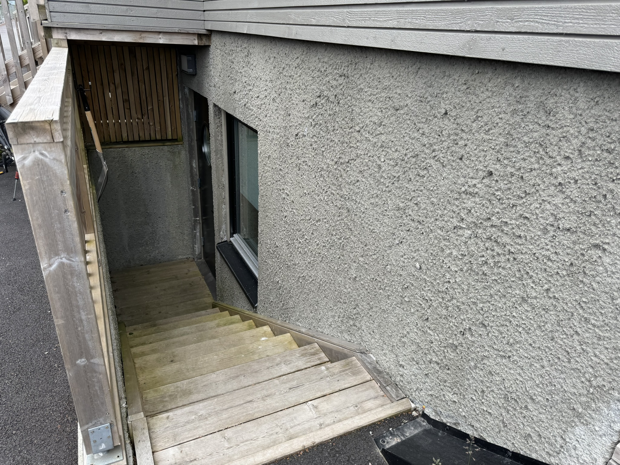 Egen inngang til hybelen med kodelås som ble installert i 2024.