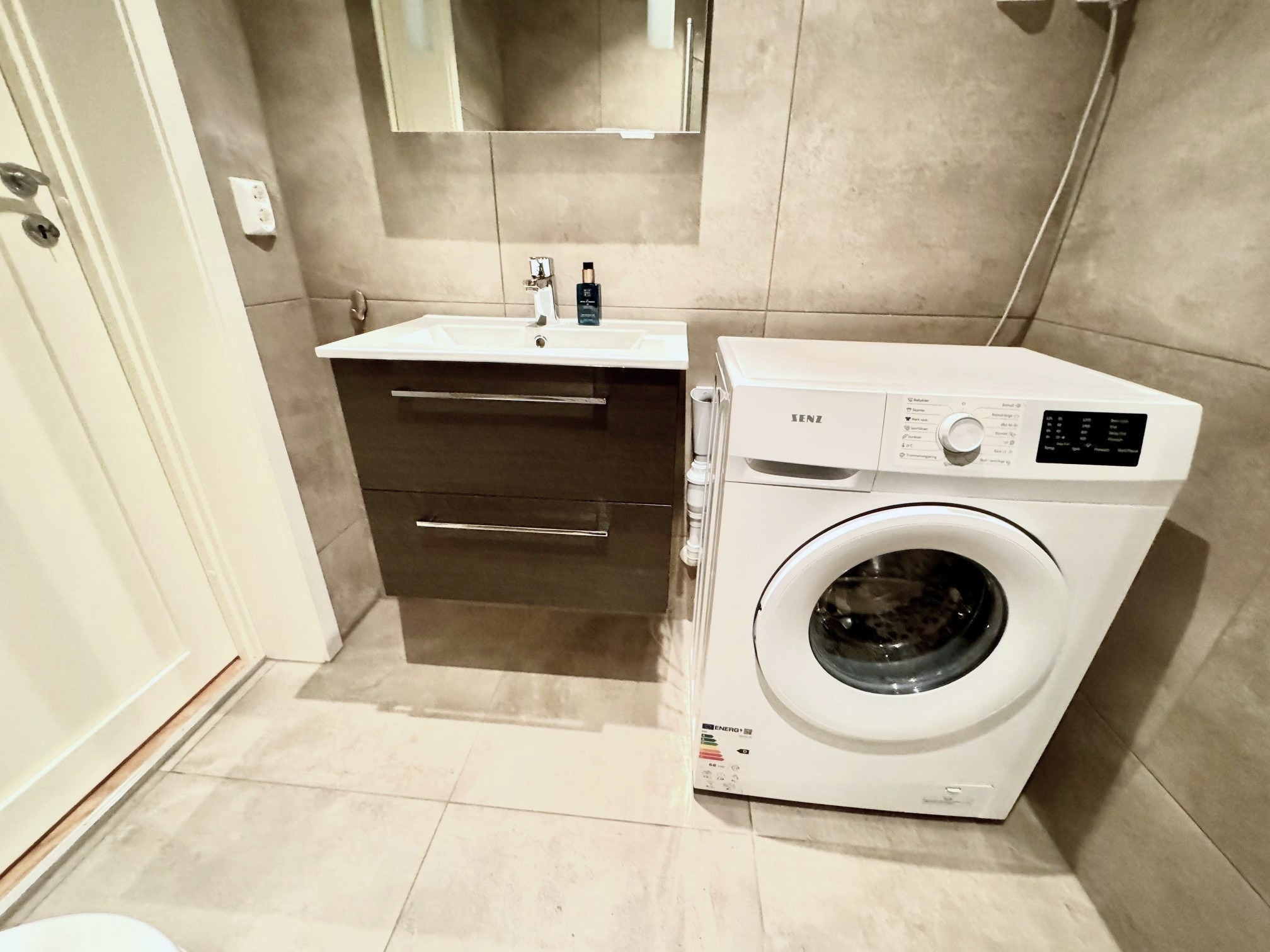 Brukervennlig Senz-vaskemaskin med 7 kilos vaskekapasitet ble installert på badet i 2023. 