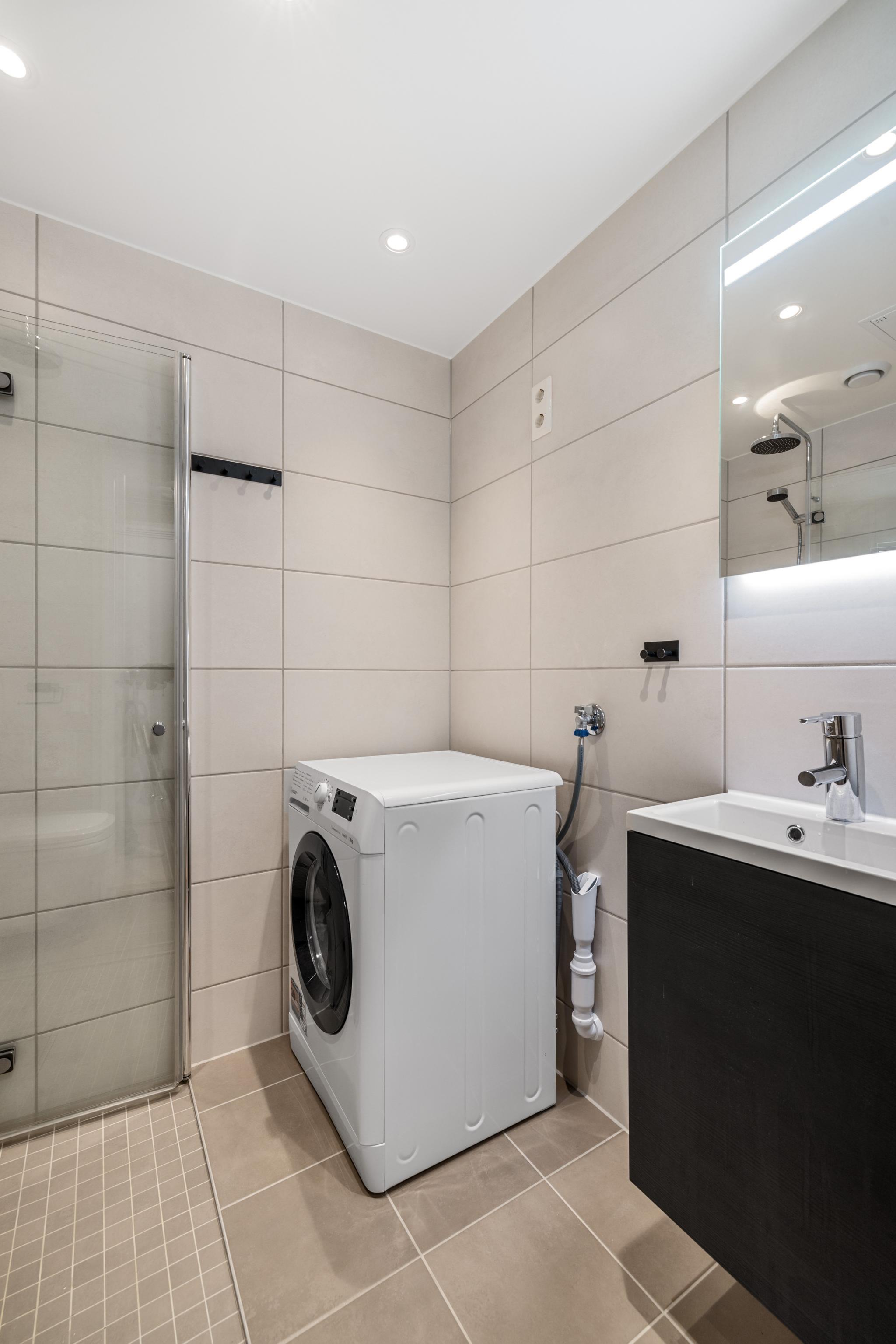 Romslig bad med vaskemaskin.