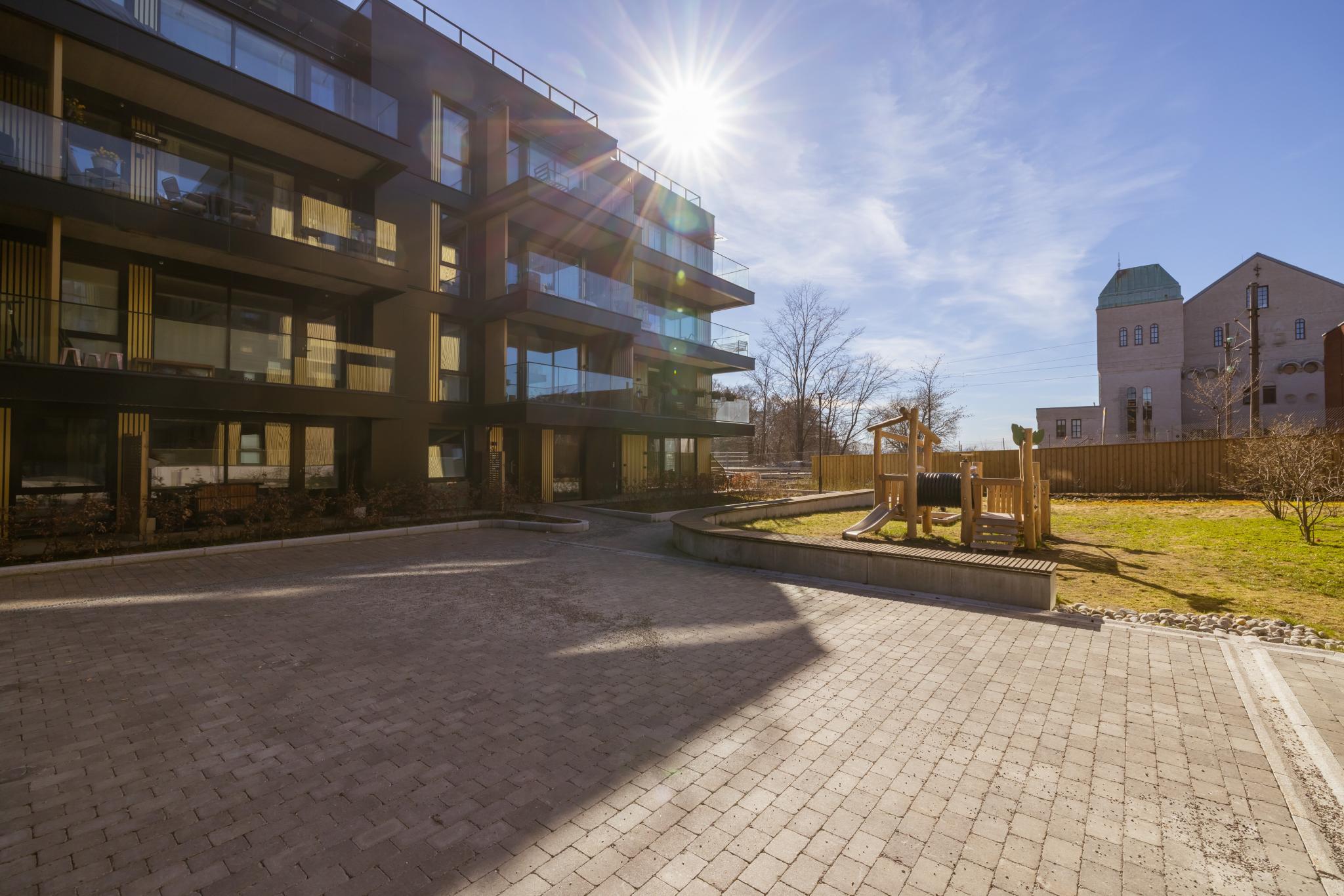 Ettermiddagssol i gårdsrom og på terasse!