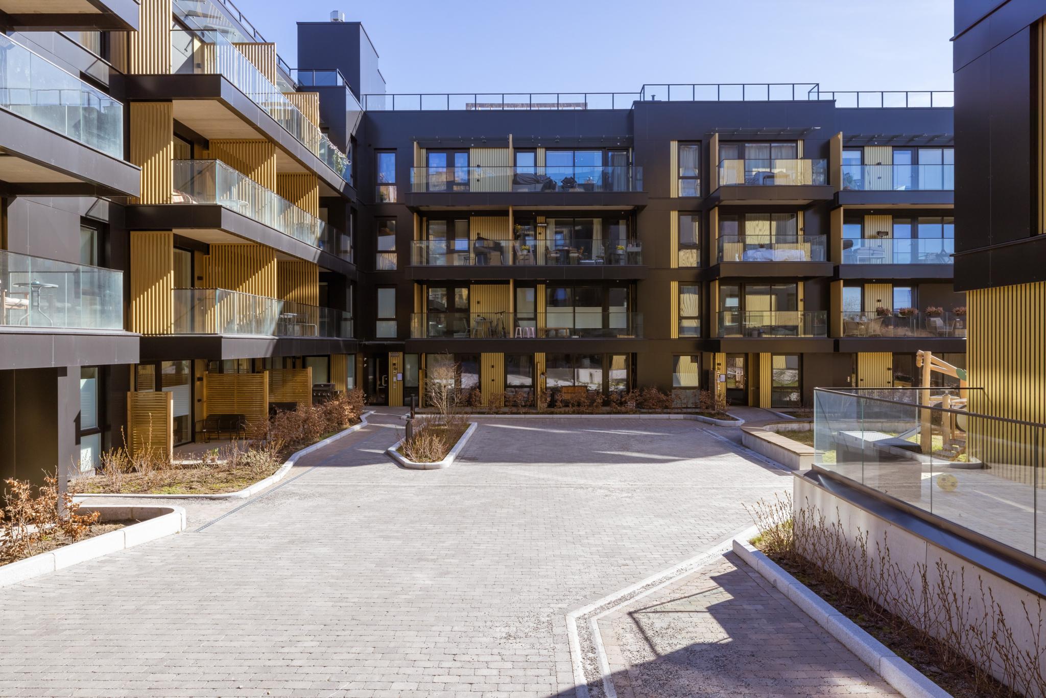 Gårdsrom, hybel i midten til høyre, med markterasse.