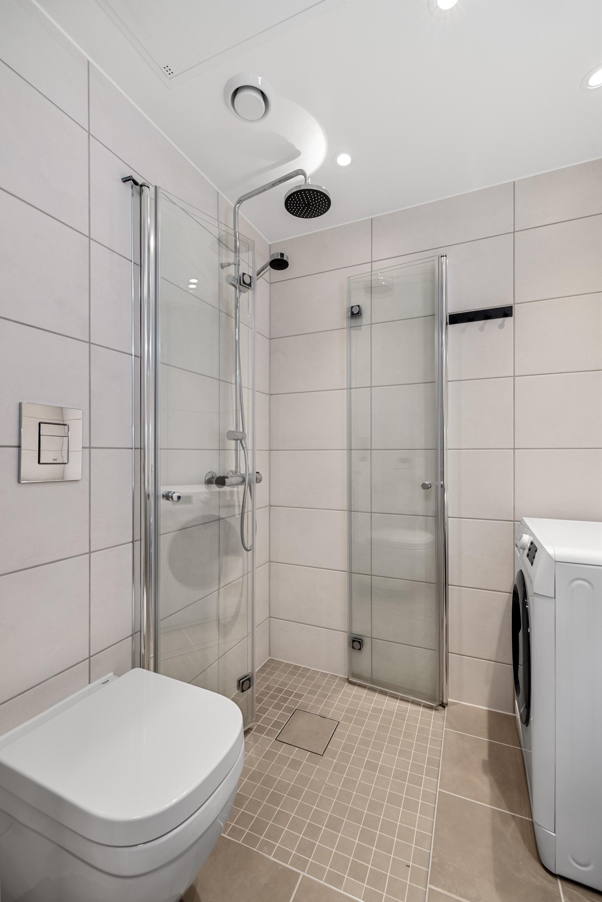 Moderne og plasseffektiv baderomsinnredning.