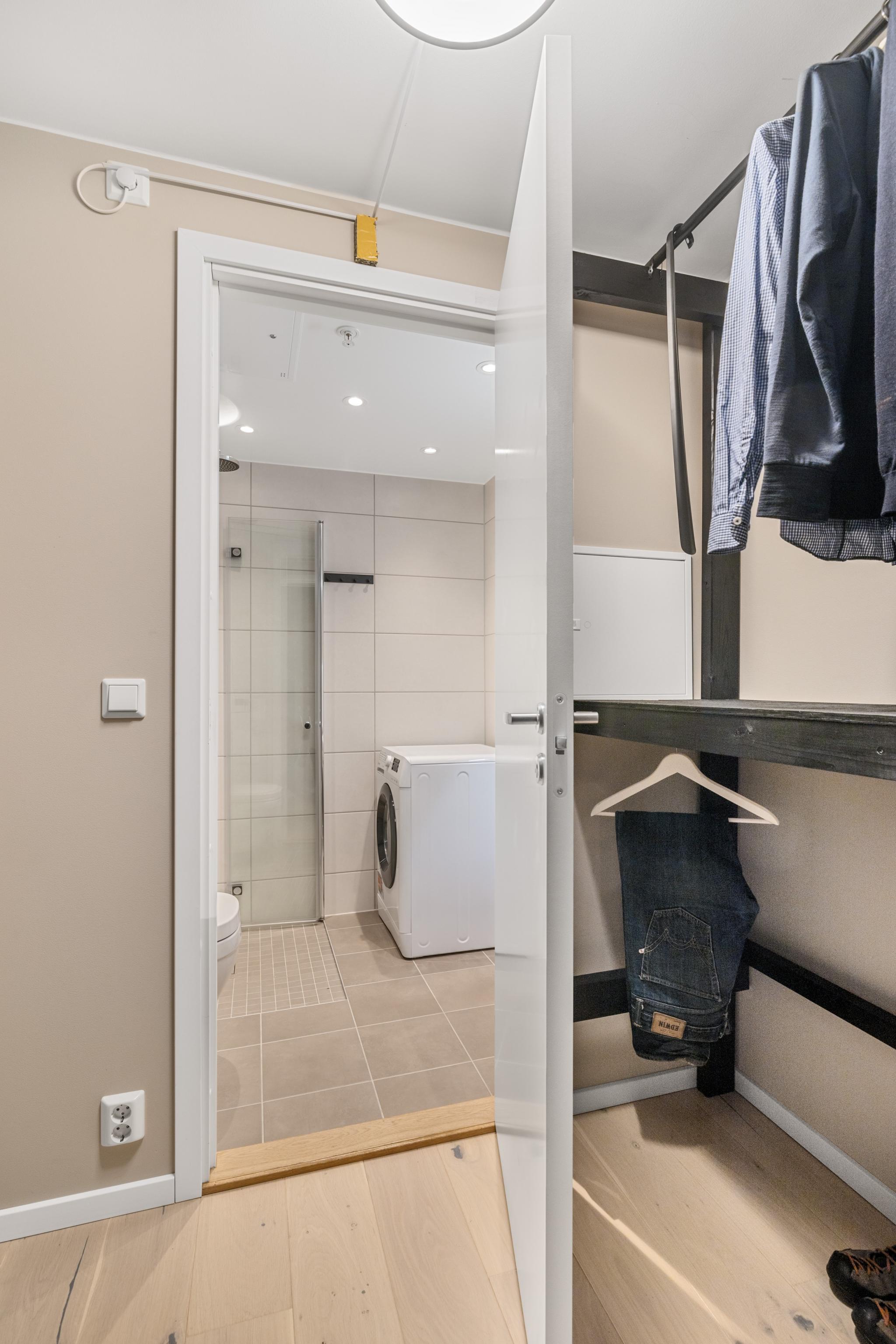 Inngang til bad fra yttergang.