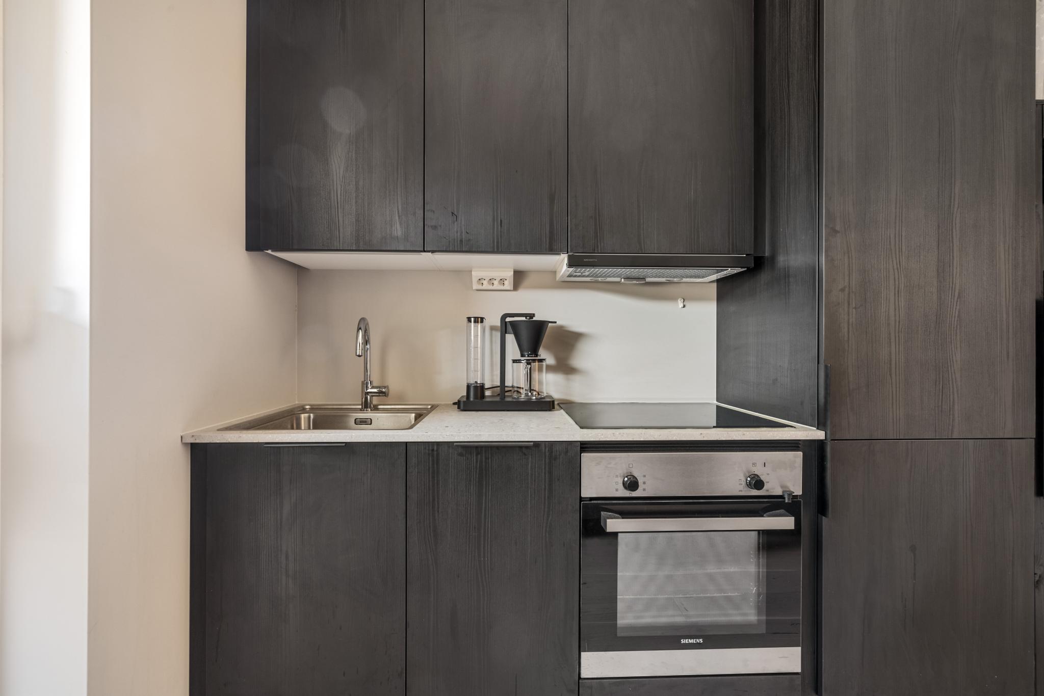 Moderne hvitevarer og oppvaskmaskin.