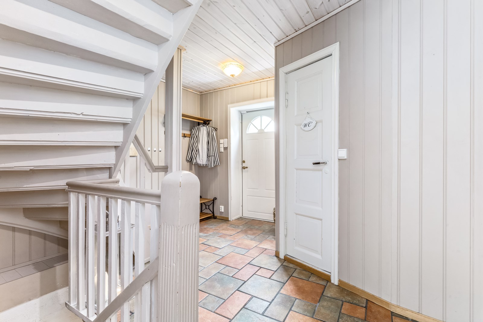 Gangen med toalettrom. Toalettrommet er pusset opp siden bildet ble tatt.