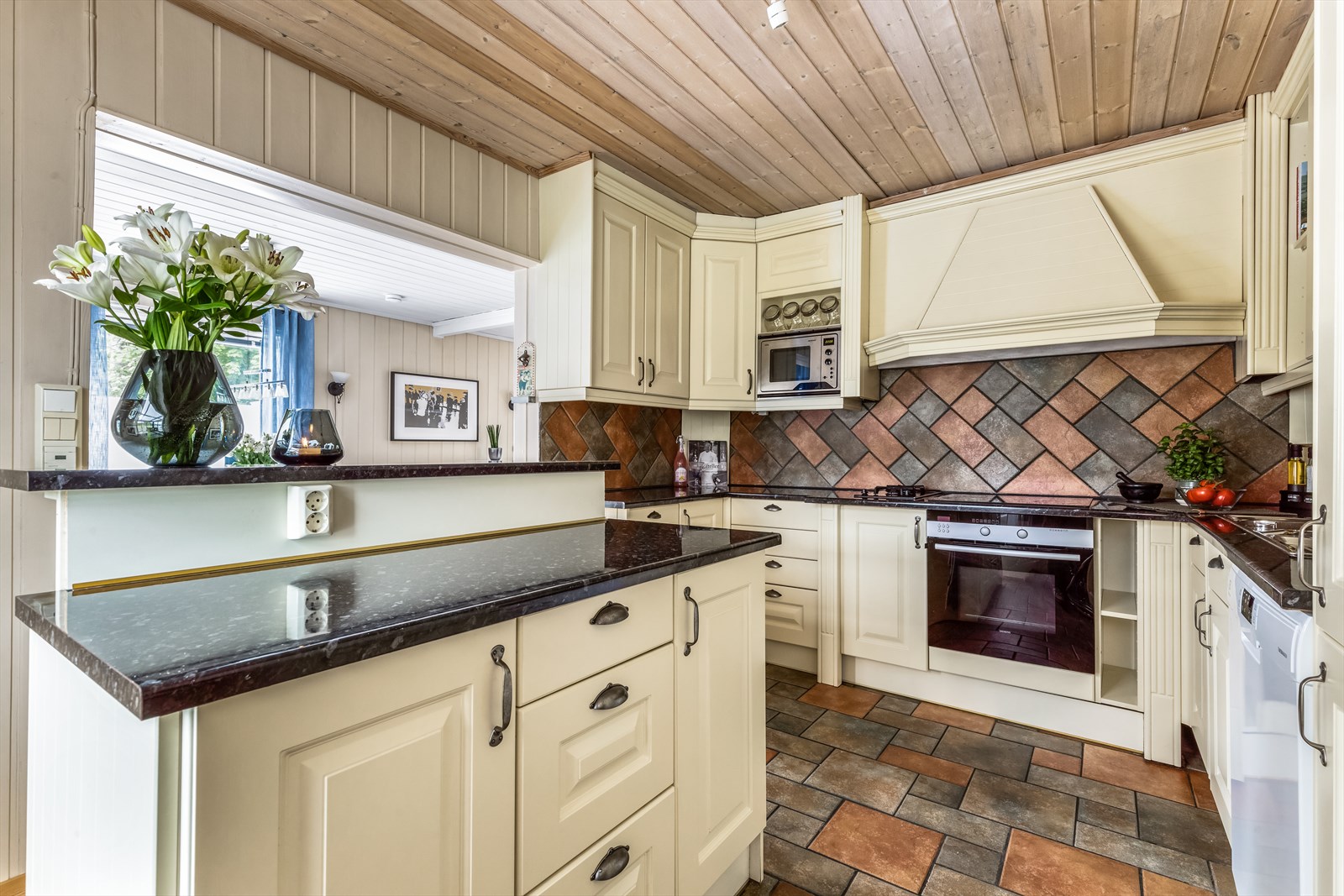 Flott kjøkken med kjøkkenøy