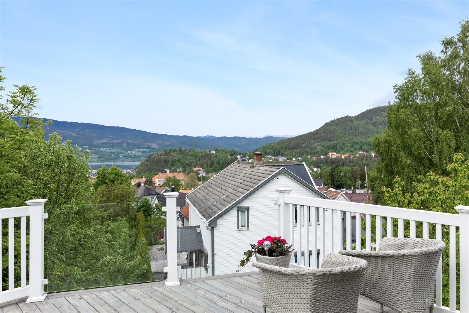 Utsikt fra balkongen mot byen og Heddalsvannet.