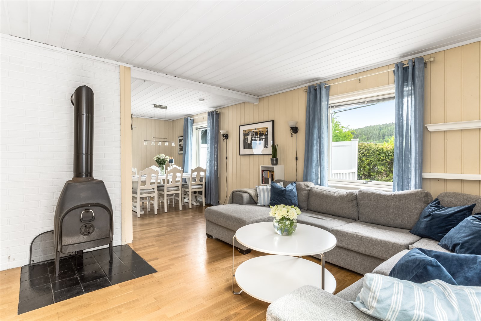 Stue med peis. Varmepumpe er ettermontert etter bilde ble tatt.