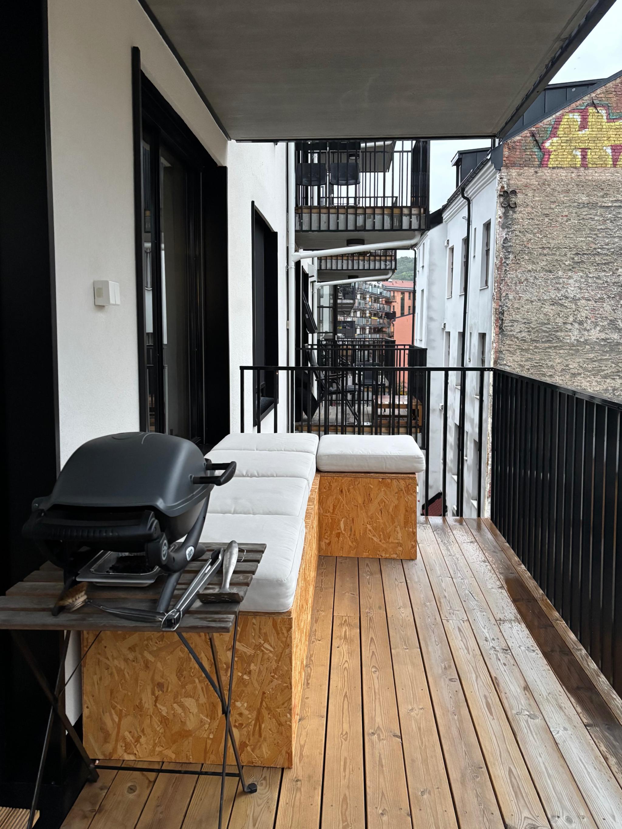 Sydvestvendt balkong på 9 kvm med god plass for utemøbler