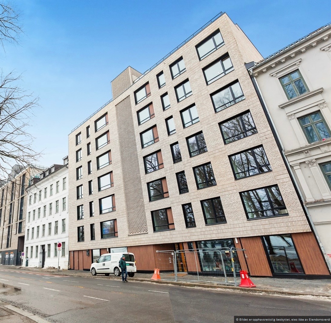 Leiligheten ligger i 4.etasje og har en skjermet beliggenhet vendt inn mot bakgård