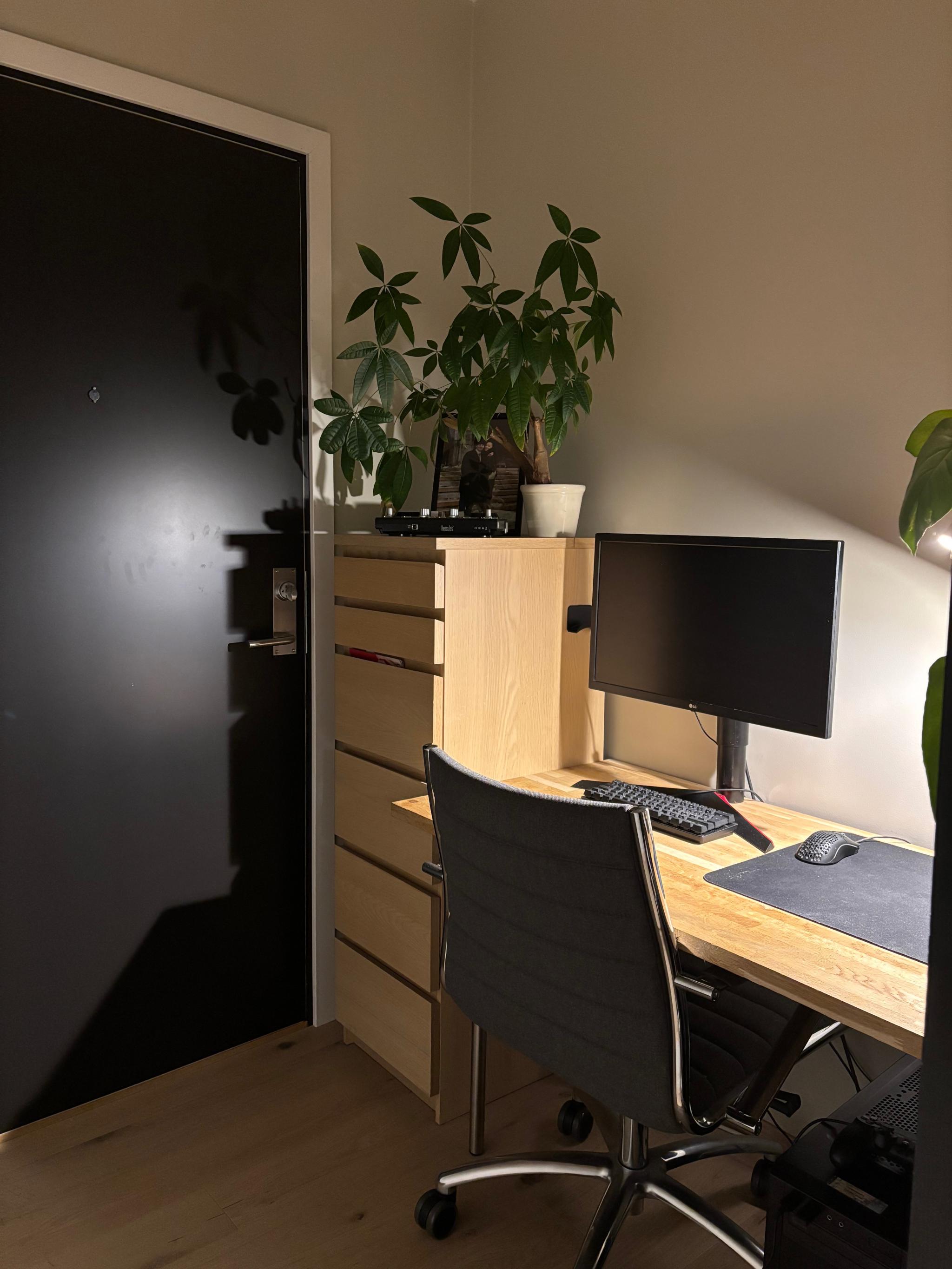 Plass for hjemmekontor i hjørne av stuen