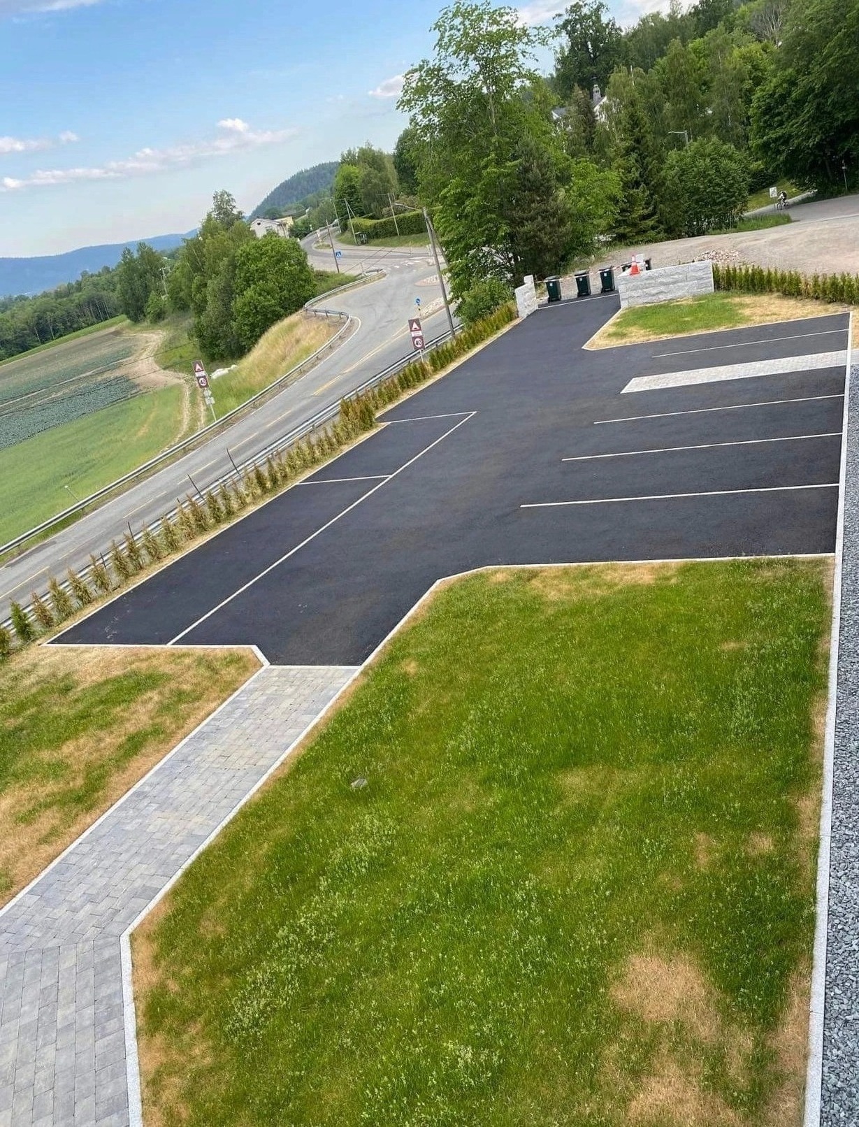 Parking
Romslig, nyoppgradert parkeringsplass.