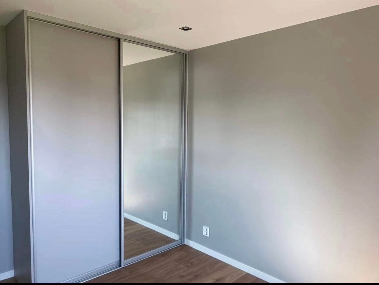 Soverom / garderobe
Soverom med moderne og romslig garderobe.