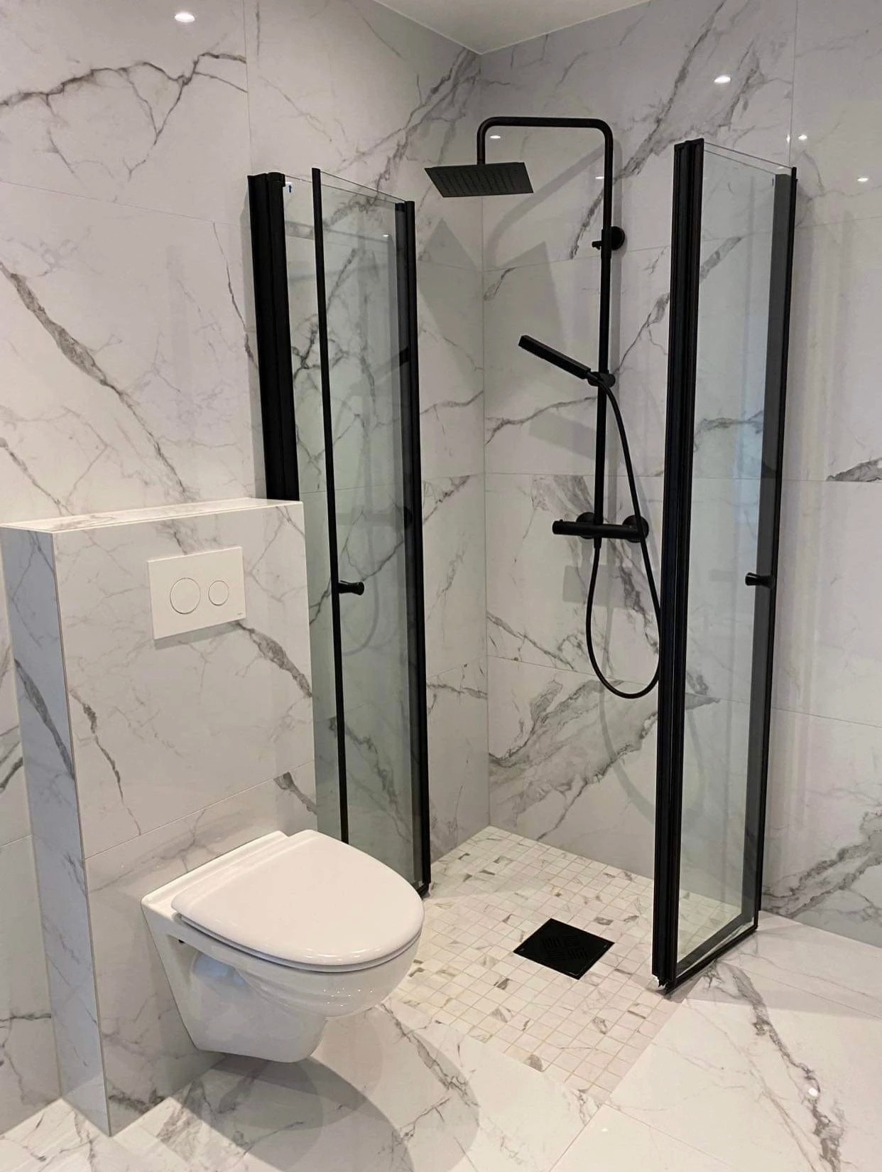 Bad
Stilrent bad med dusjløsning av høy standard.