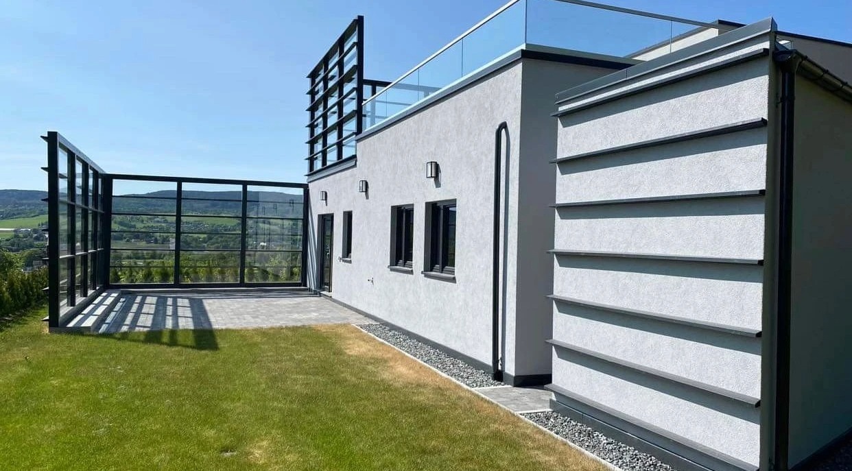 Terrasse / uteområde
Solrik terrasse og pent opparbeidet uteområde.