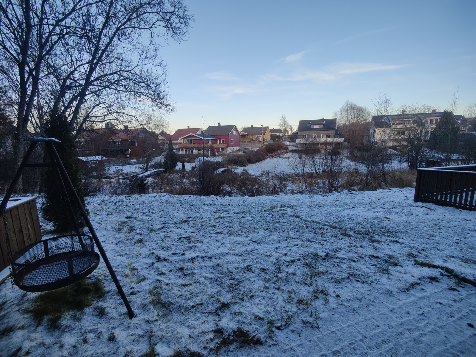 Det er siden bilde ble tatt blitt satt opp et gjerde rundt hagen. Dette for å gjøre hagen mer privat