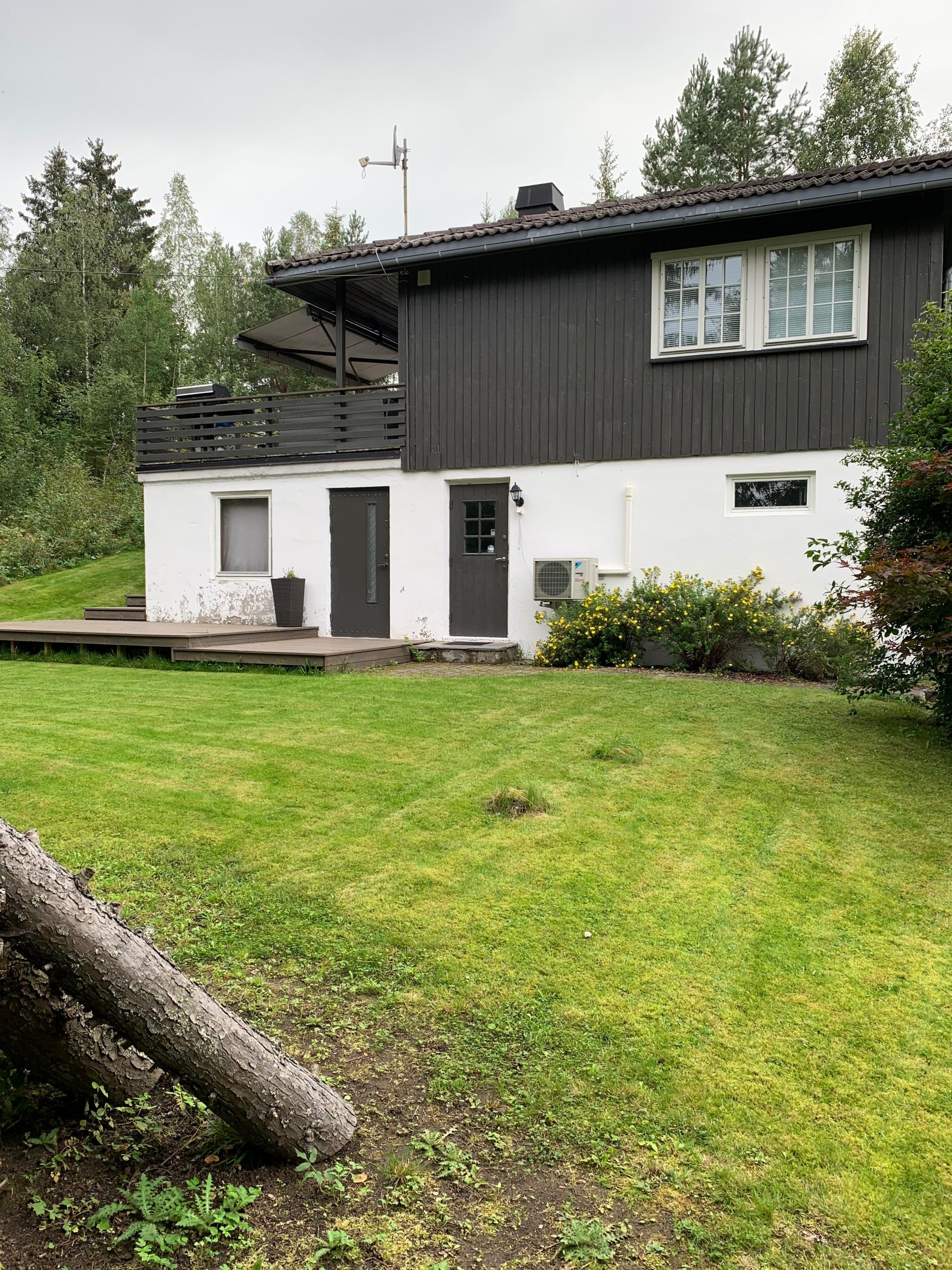 Inngangsparti , terrasse og hage