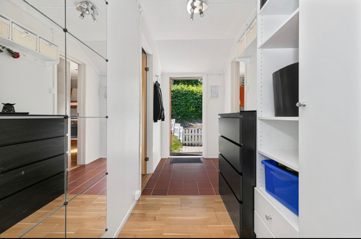 Entre. Hvit hylle kan bli stående om ønskelig. 