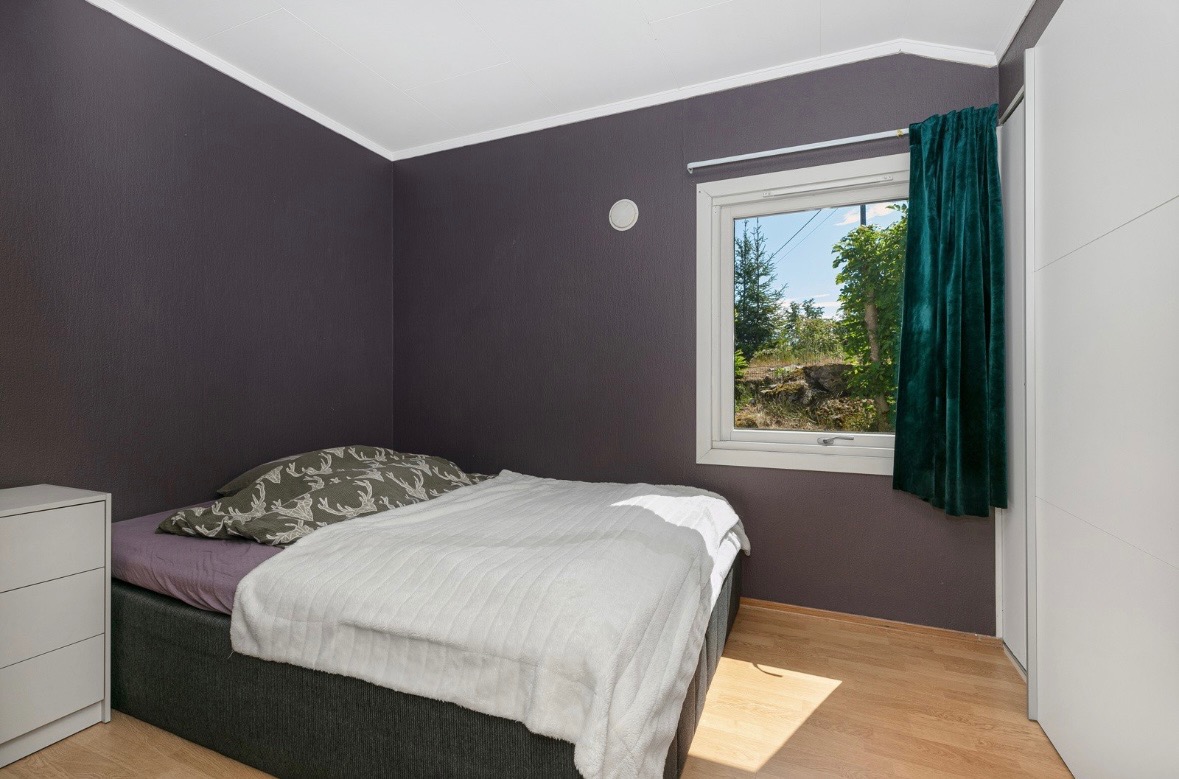 Soverom med skyvedørsgarderobe.