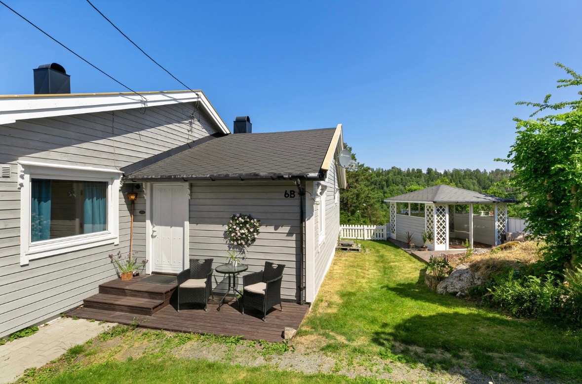 Skjermet inngang, med egen platting og lysthus. 