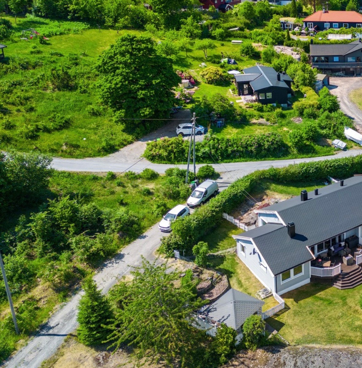 Bilde som viser hybel, lysthus og uteplassen. 