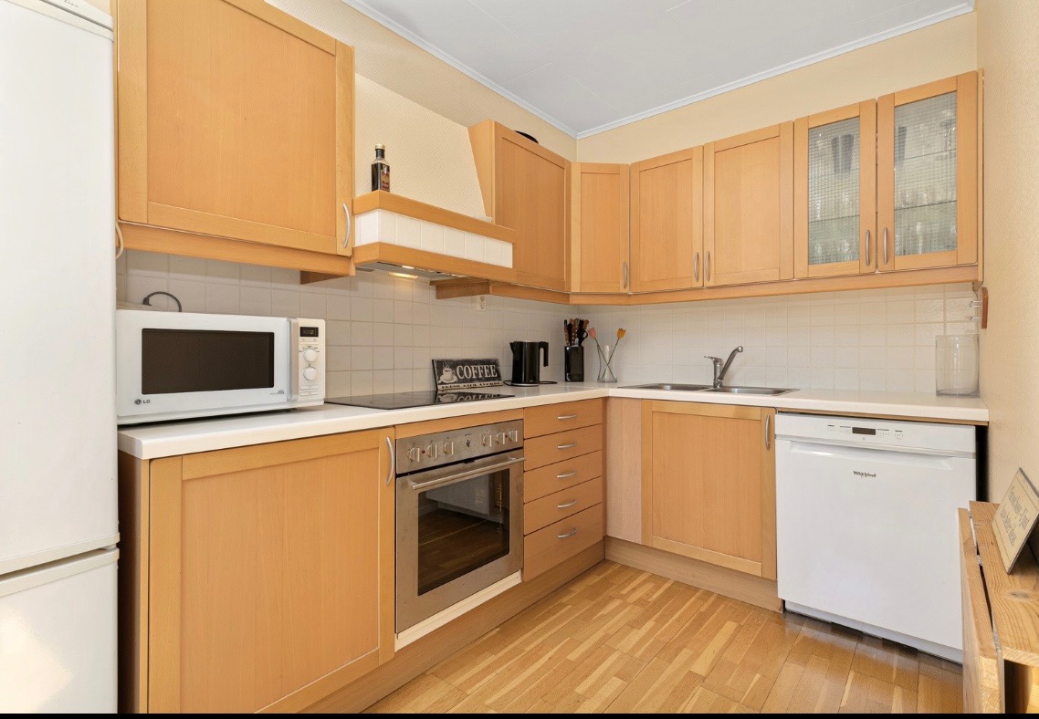 Kjøkken. Inkludere oppvaskmaskin, stekeovn og kjøleskap.