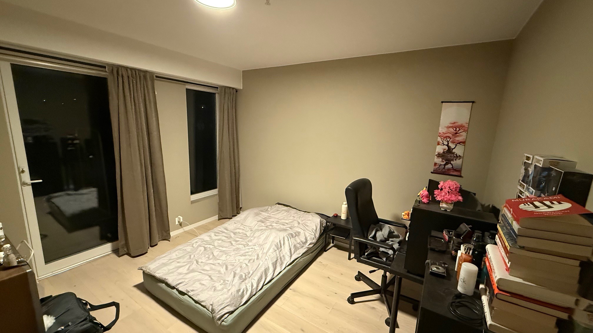 Det største soverommet, med utgang til balkong.