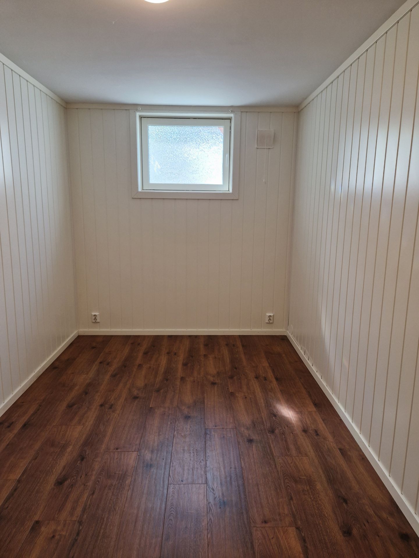 Soverom - gulvet er byttet ut med nye fliser med varmekabler. Følger med 180cm dobbeltseng (egen overmadrass tas med).