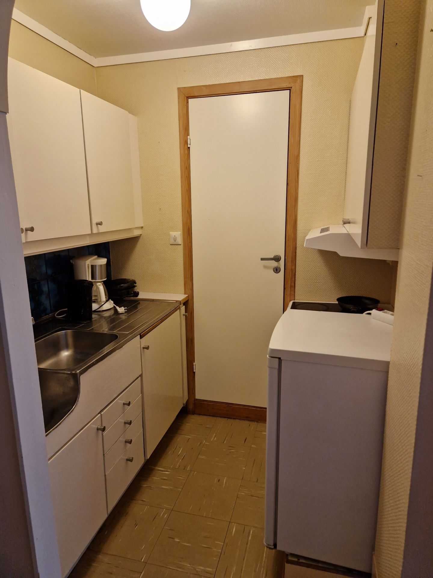 Kjøkken med komfyr og kjøleskap