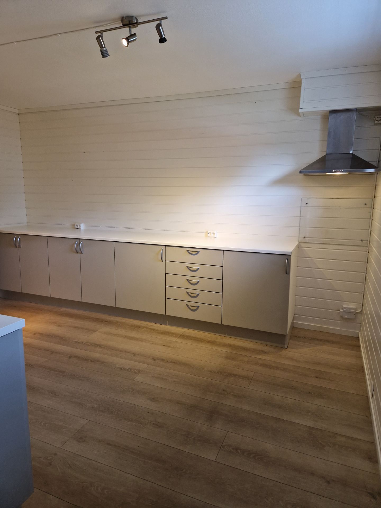 Nyere stort kjøkken (inkludert komfyr og oppvaskmaskin). Gulvet er byttet ut med nye fliser med varmekabler