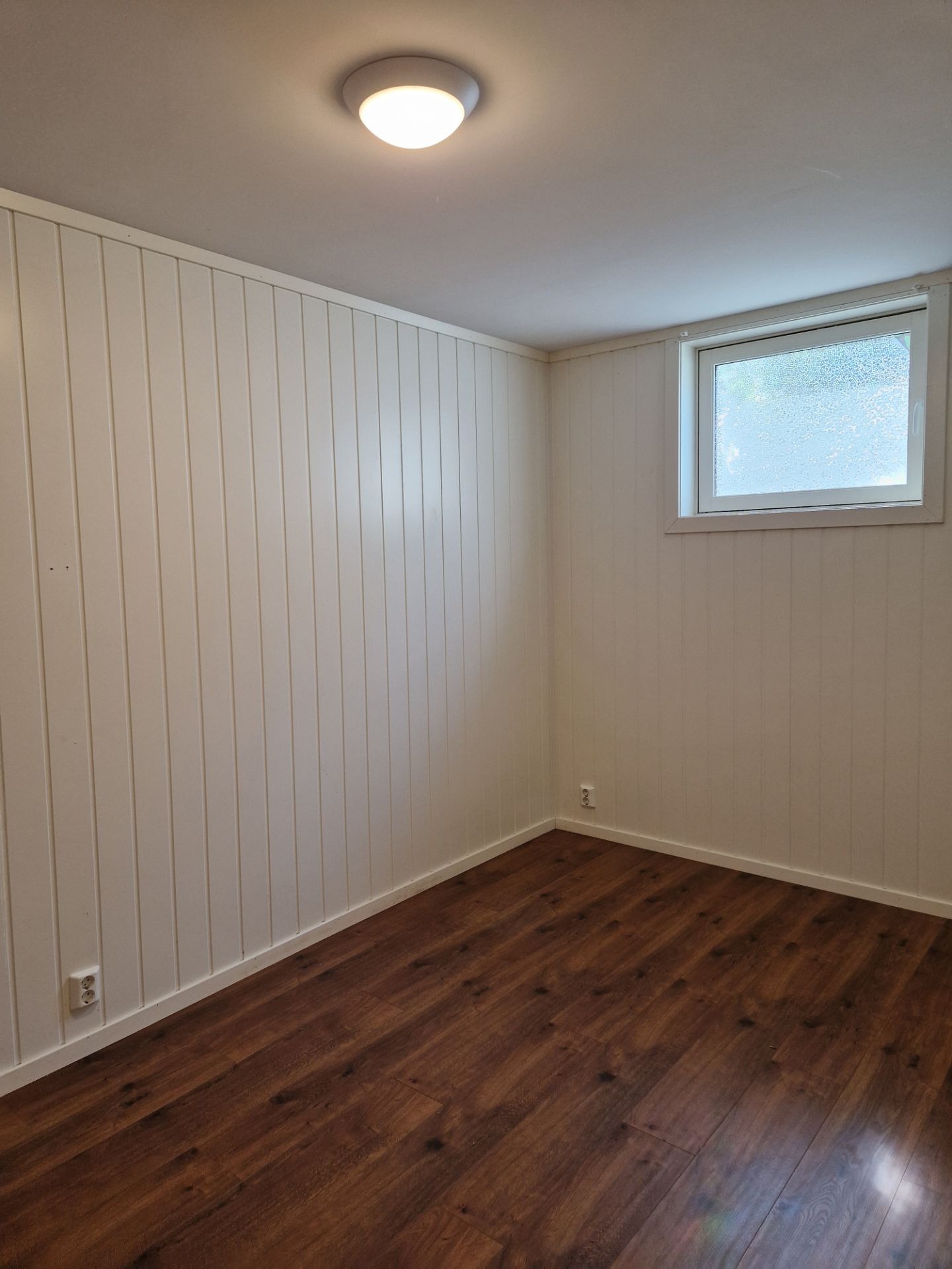 Soverom - gulvet er byttet ut med nye fliser med varmekabler. Følger med 180cm dobbeltseng (egen overmadrass tas med).