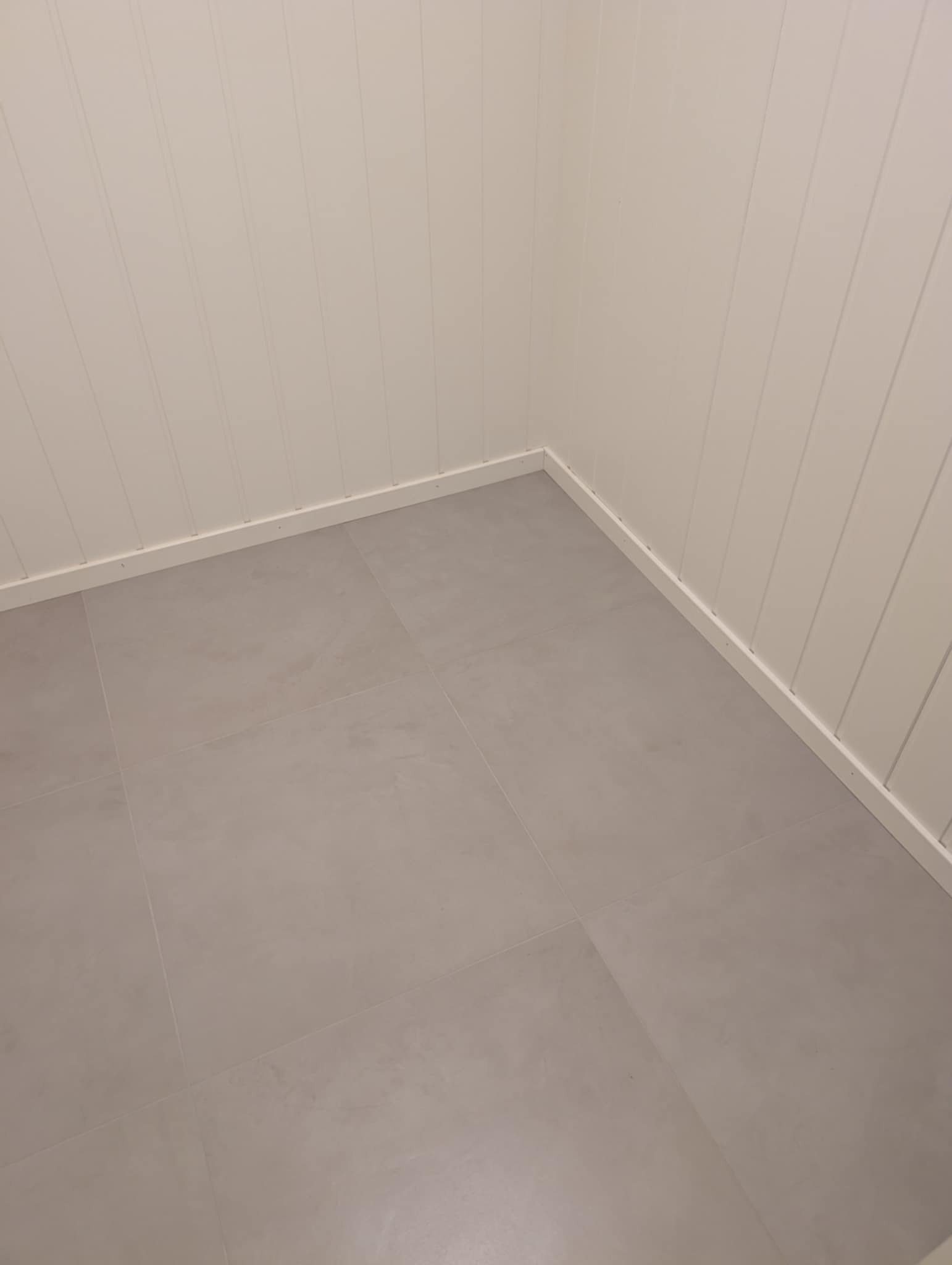 Bod - for å vise fliser. Disse flisene er også lagt på kjøkken, soverom og i mellomgang. 