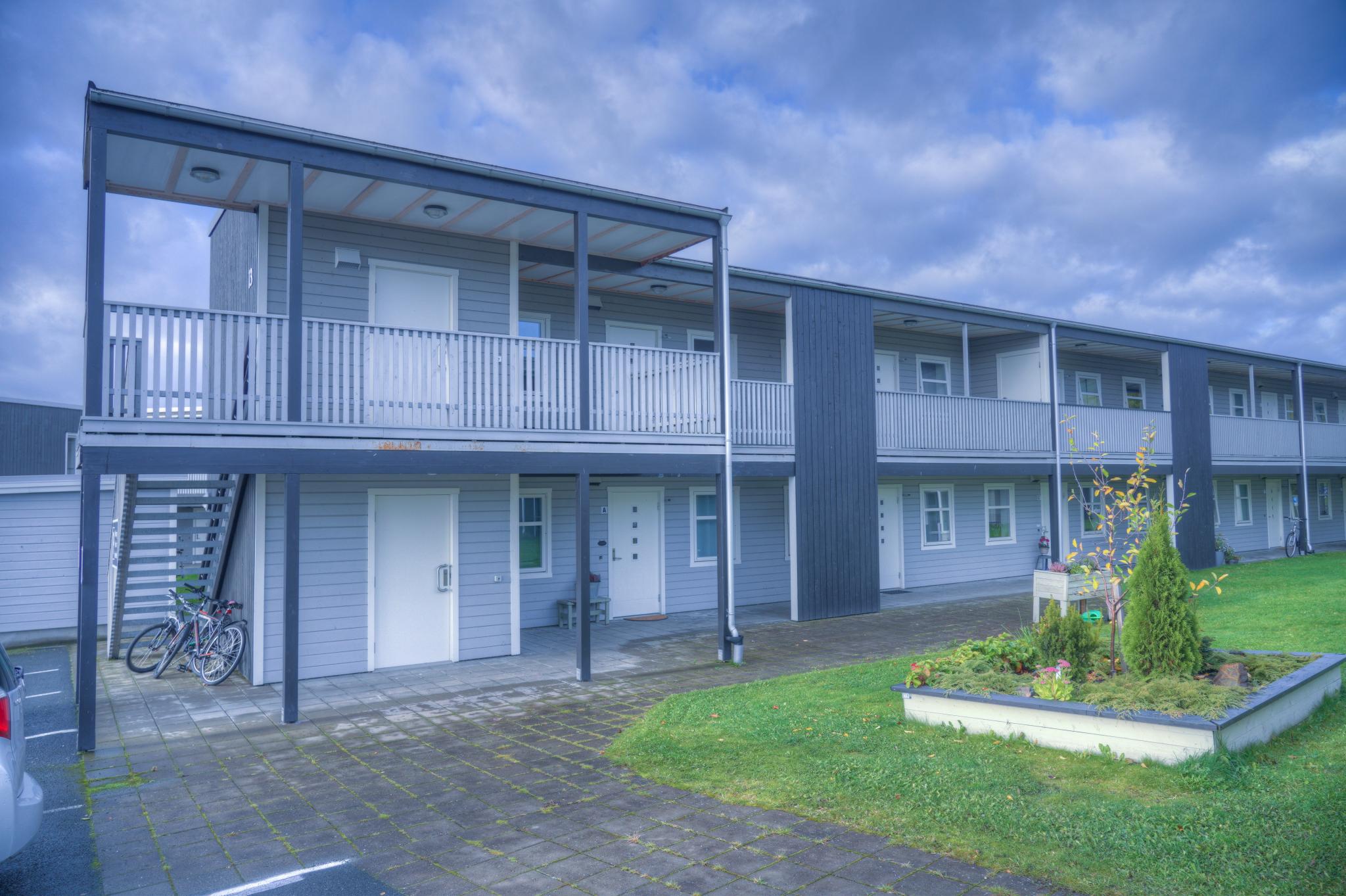 Leiligheten ligger på enden i 2.etasje med lett tilgang til heis.