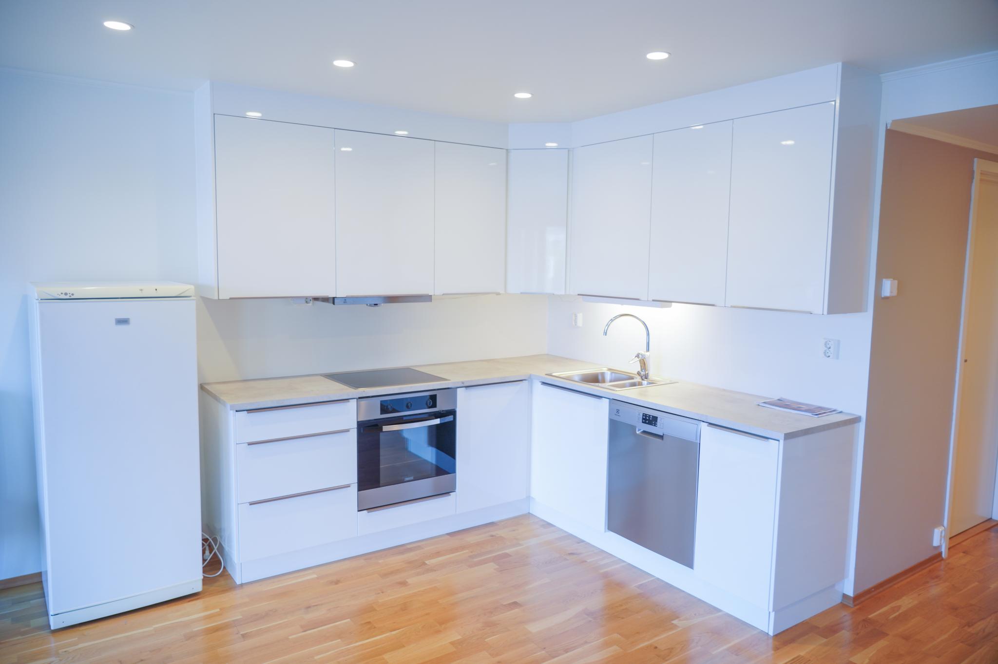 Kjøkken med oppgradert kjøkkeninnredning.