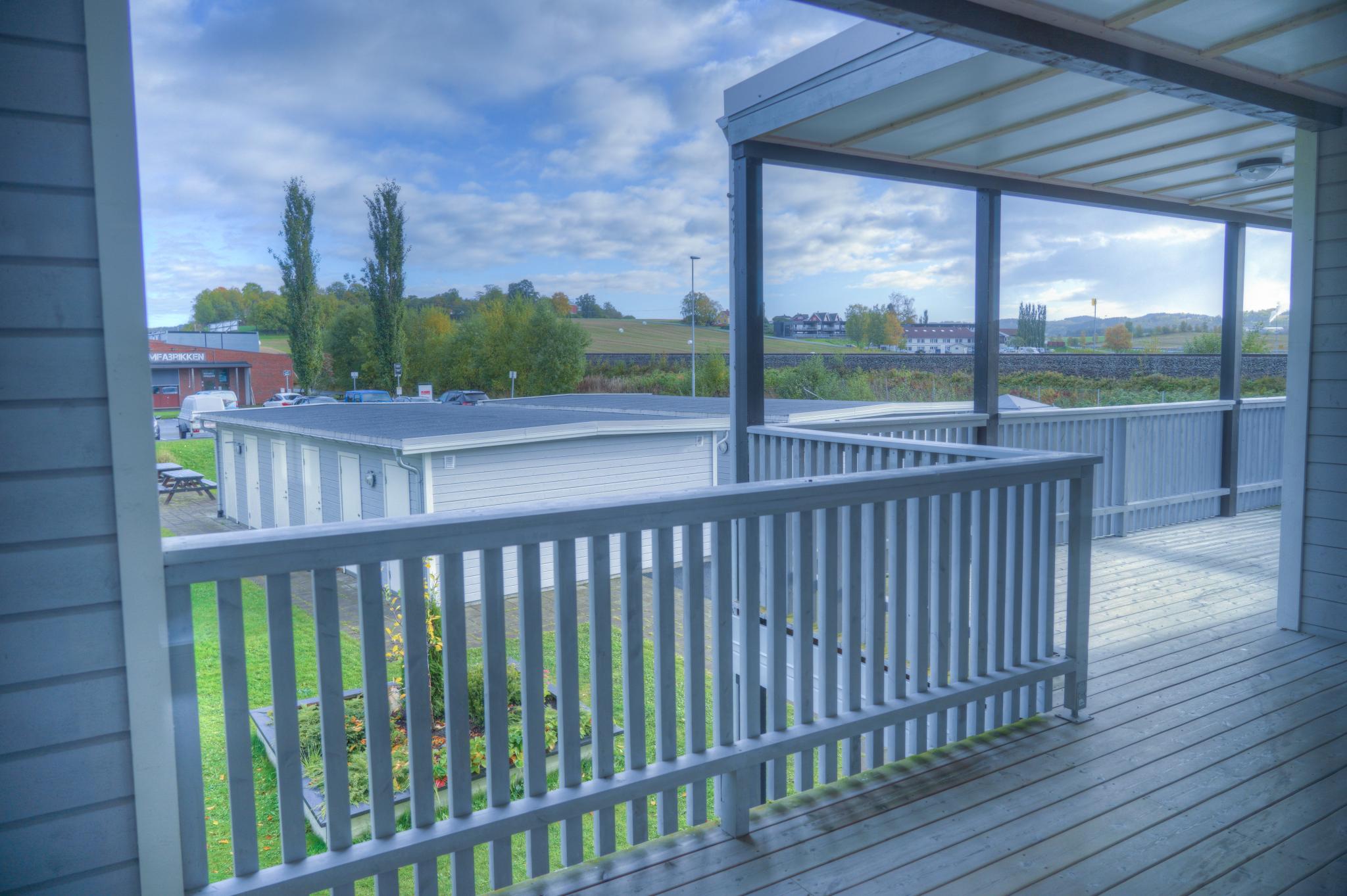 Bygget har svalgang og heis.