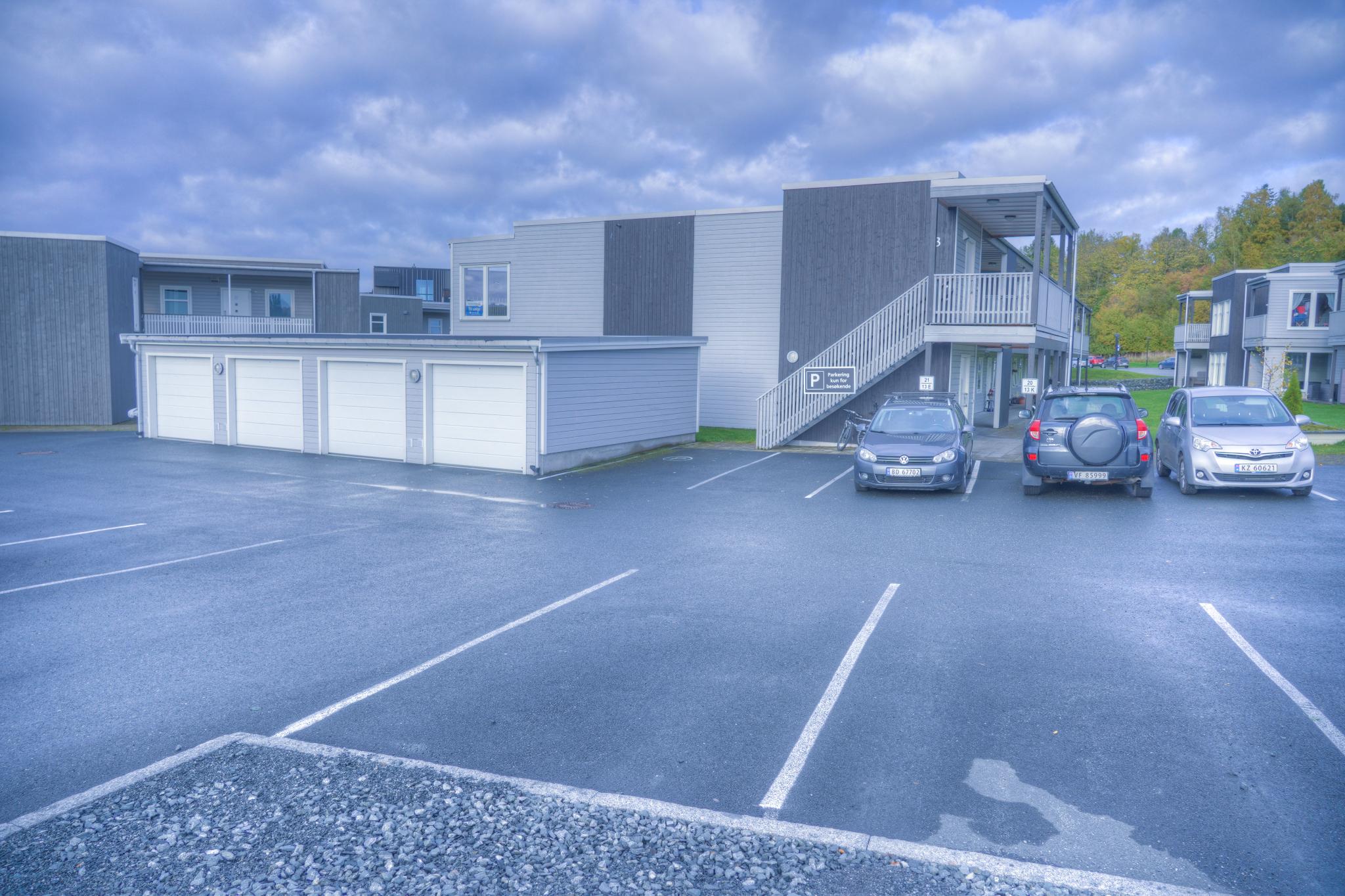 Det medfølger en parkeringsplass til leiligheten.