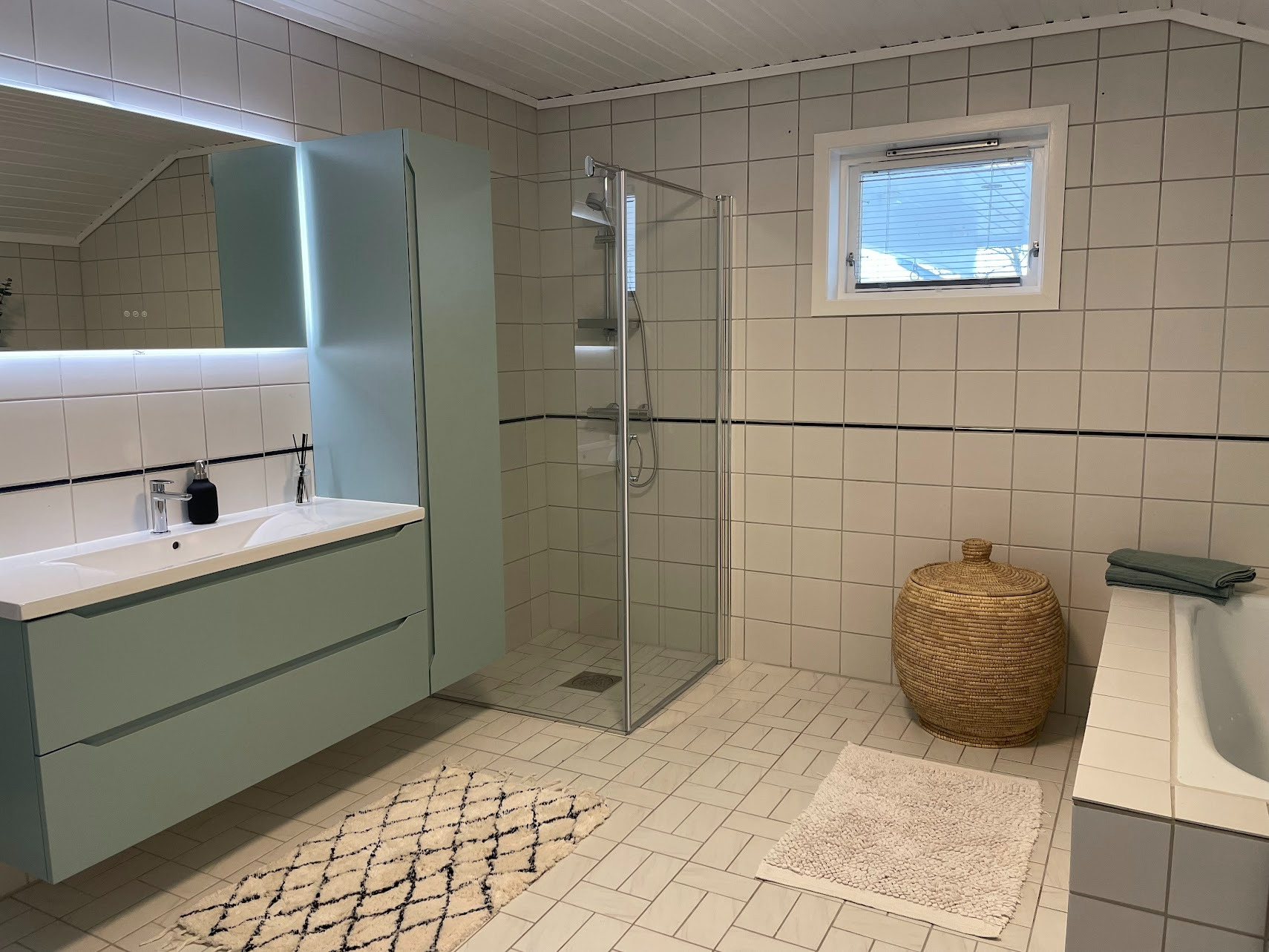 Stort bad med dusj og badekar samt vaskemasking og tørketrommel. 