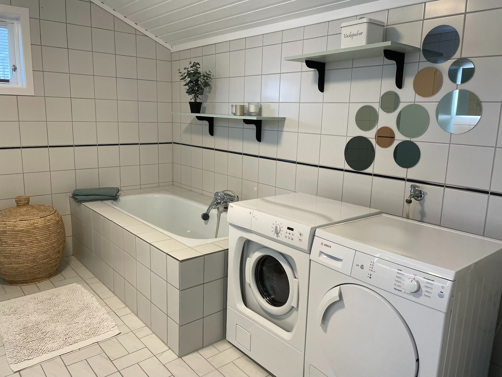 Stort bad med dusj og badekar samt vaskemasking og tørketrommel