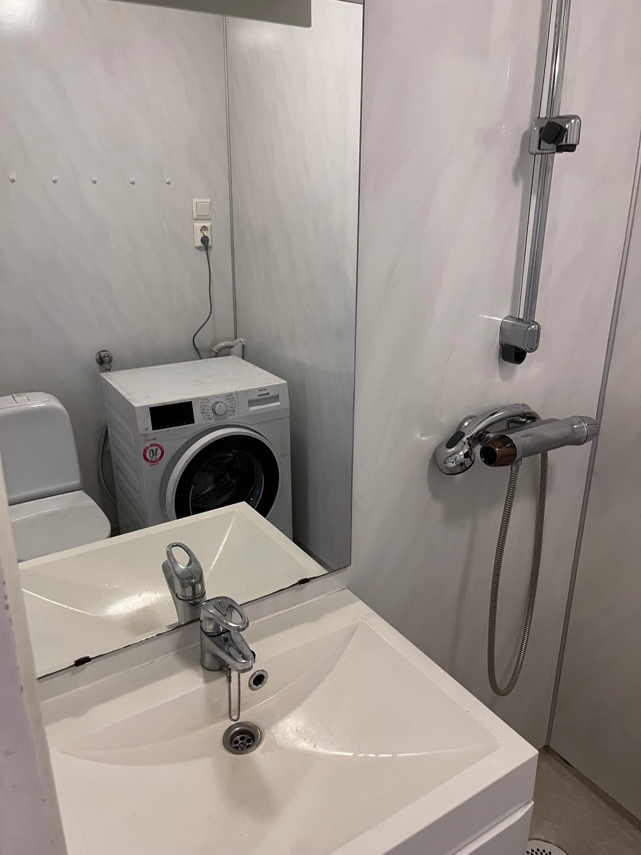 Bad med dusj og vaskemaskin 