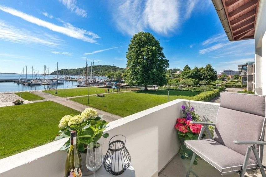 Balkong/terrasse med utsikt over gjestehavna og Odderøya