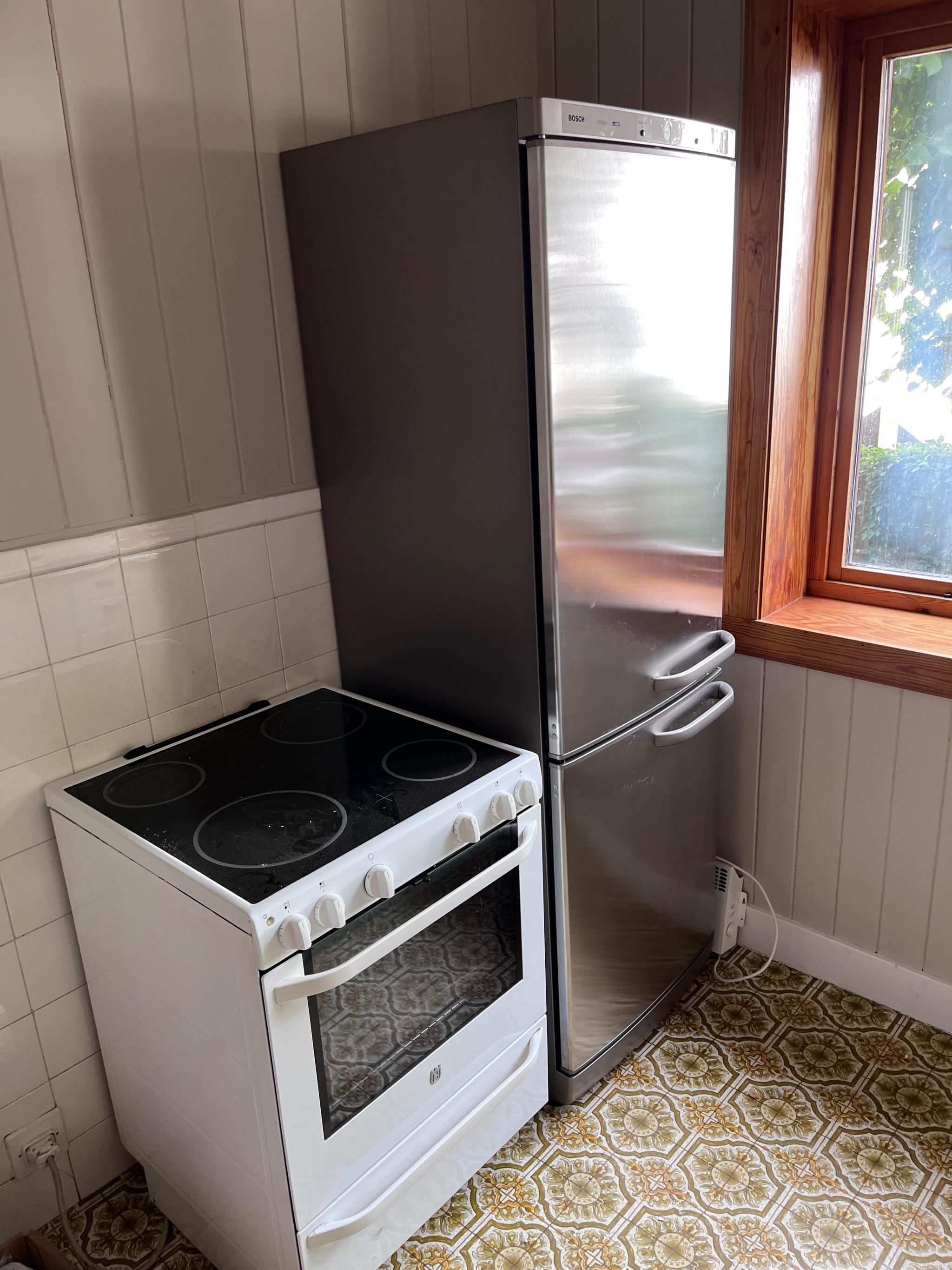 Kjøkken med komfyr og kjøleskap 