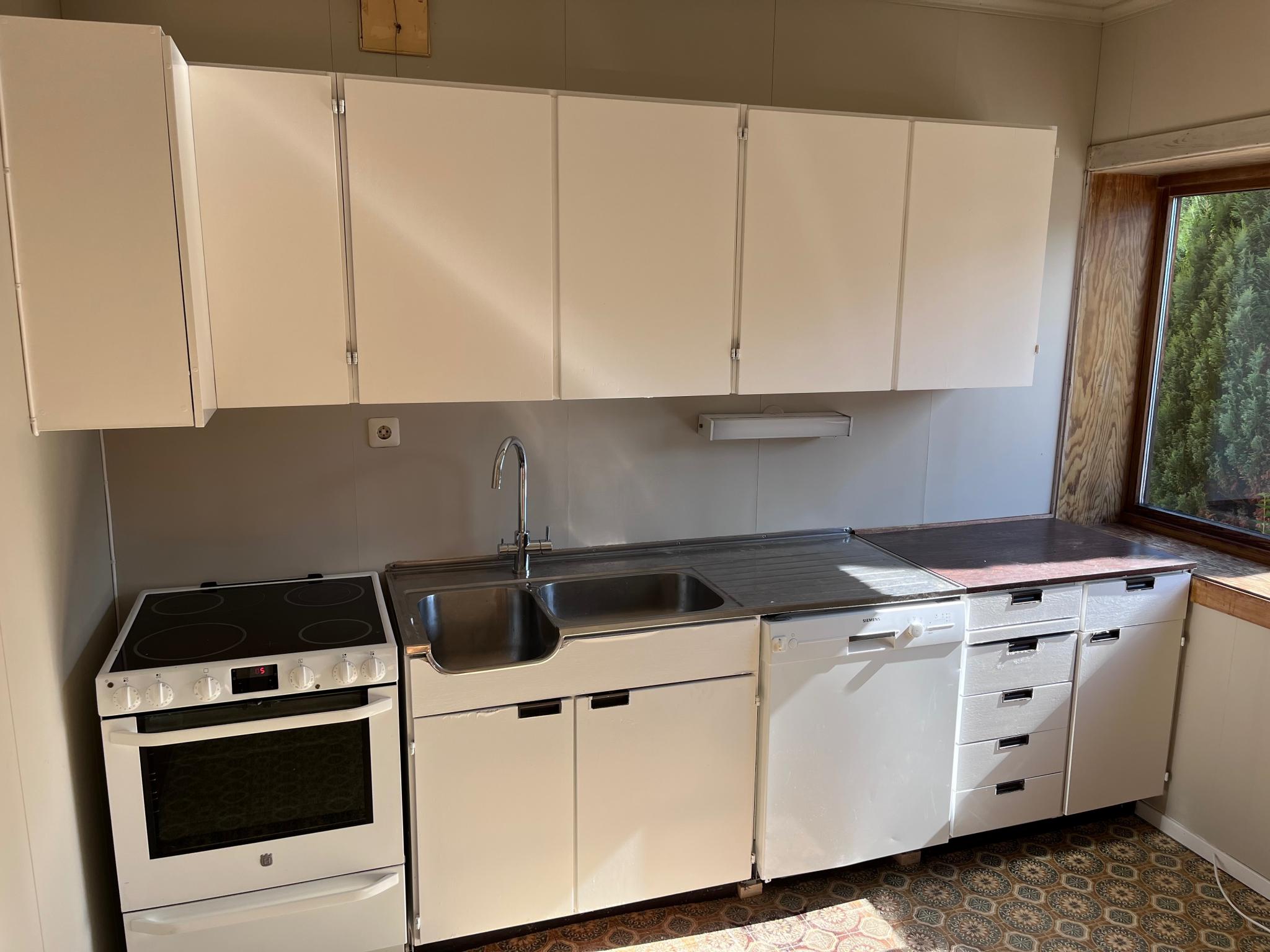 Kjøkken med hvitevarer