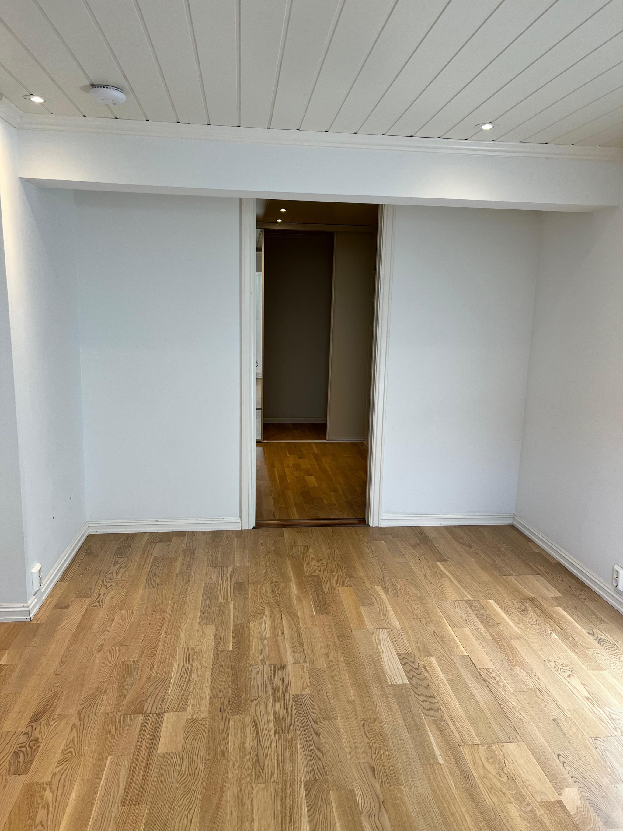 Garderoberom i hovedsoverommet