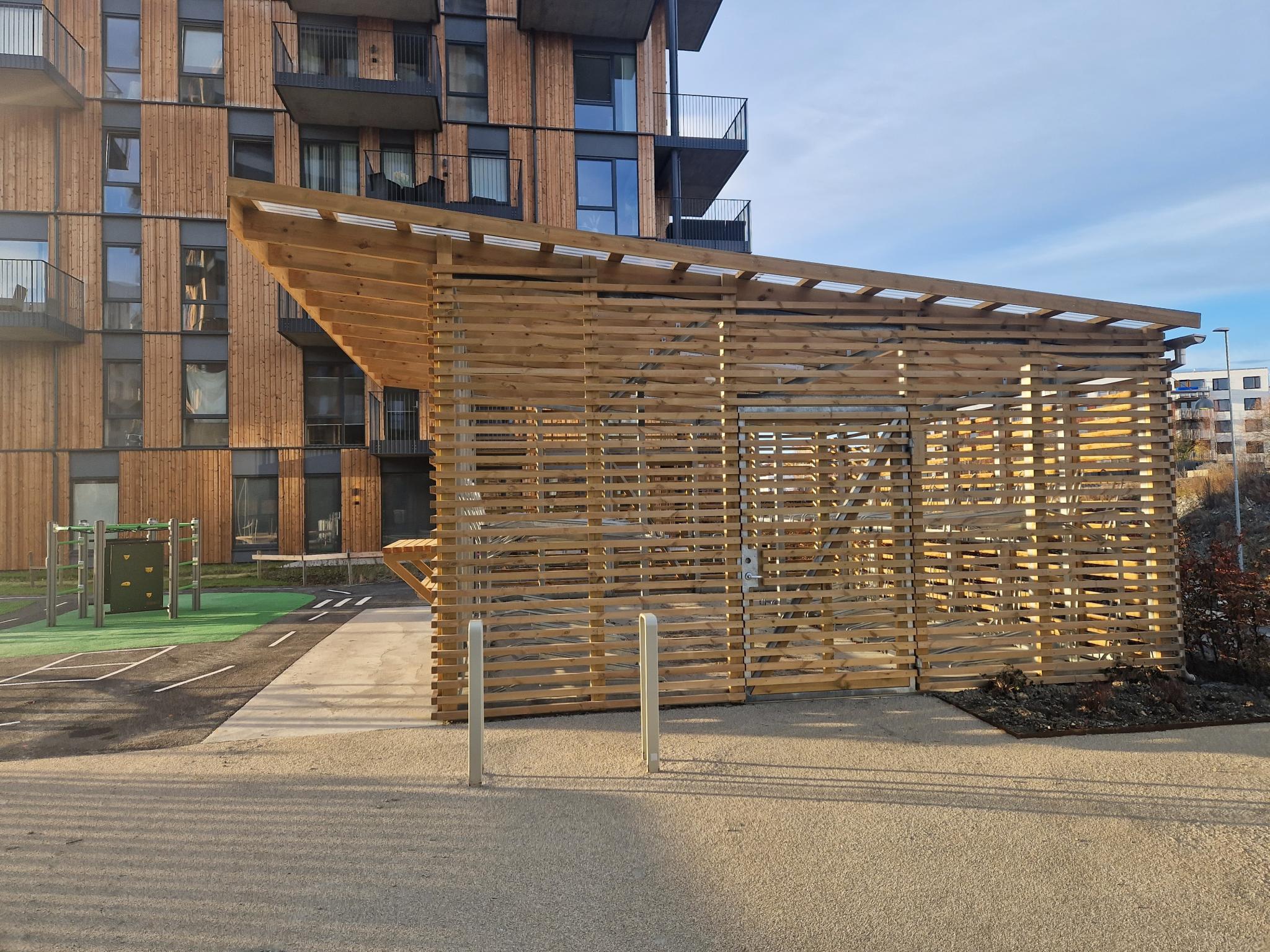 Sykkelskur utenfor blokka, men også mulighet til å låse sykkel i kjelleren